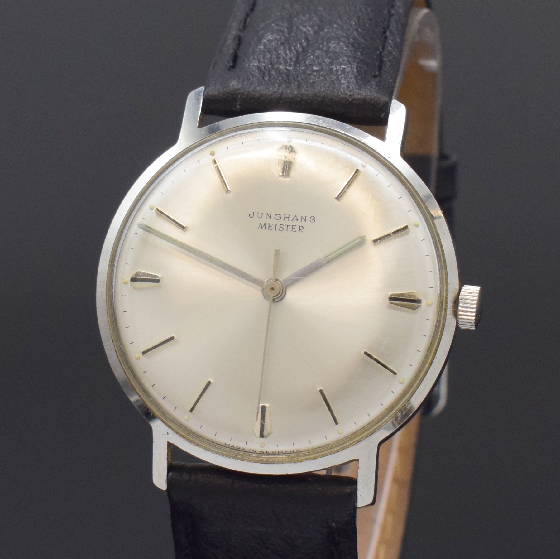Detail a: JUNGHANS Meister Herrenarmbanduhr in Stahl, Deutschland um 1965, Handaufzug, 2-tlg. Geh., Boden m. Widmungsgrav. aufgedr., silb. Zifferbl., silb. ...