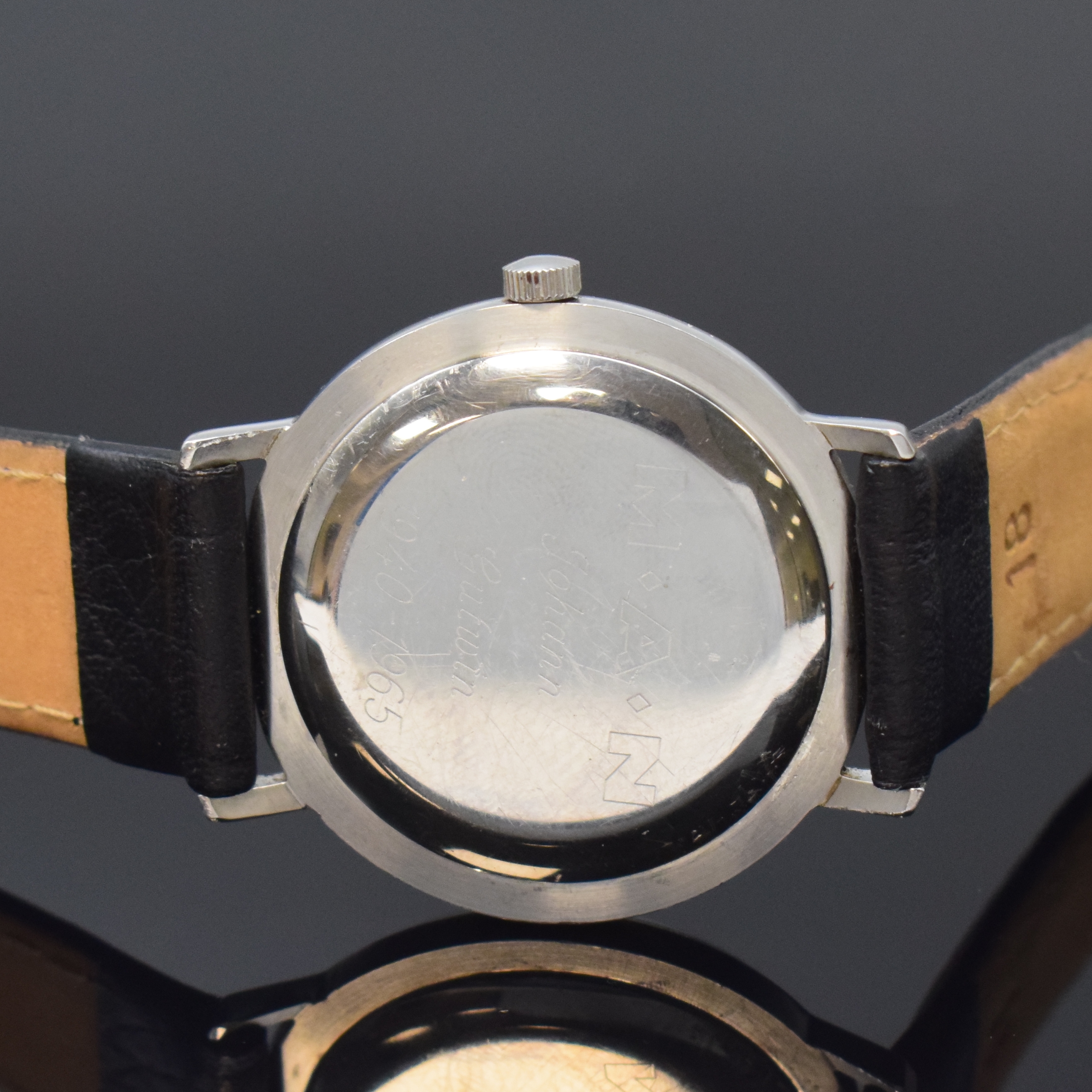 Detail b: JUNGHANS Meister Herrenarmbanduhr in Stahl, Deutschland um 1965, Handaufzug, 2-tlg. Geh., Boden m. Widmungsgrav. aufgedr., silb. Zifferbl., silb. ...