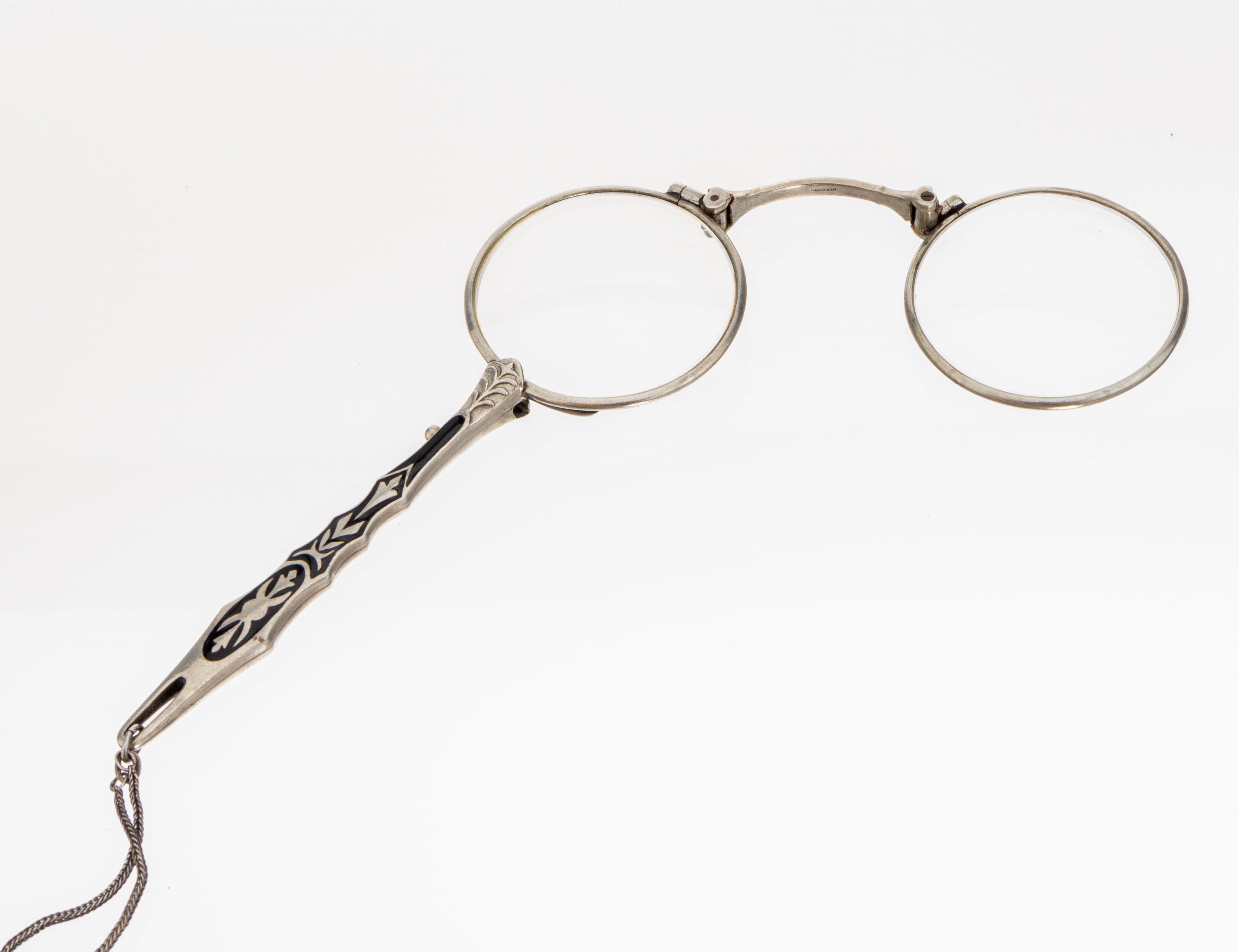 Art Deco Lorgnon, Silber gepr., wohl Frankreich um 1930, Griff schwarz emailliert, Bügel bezeichnet mit Platinin, L. ca. 11.5 cm,an Kette, 900er ...