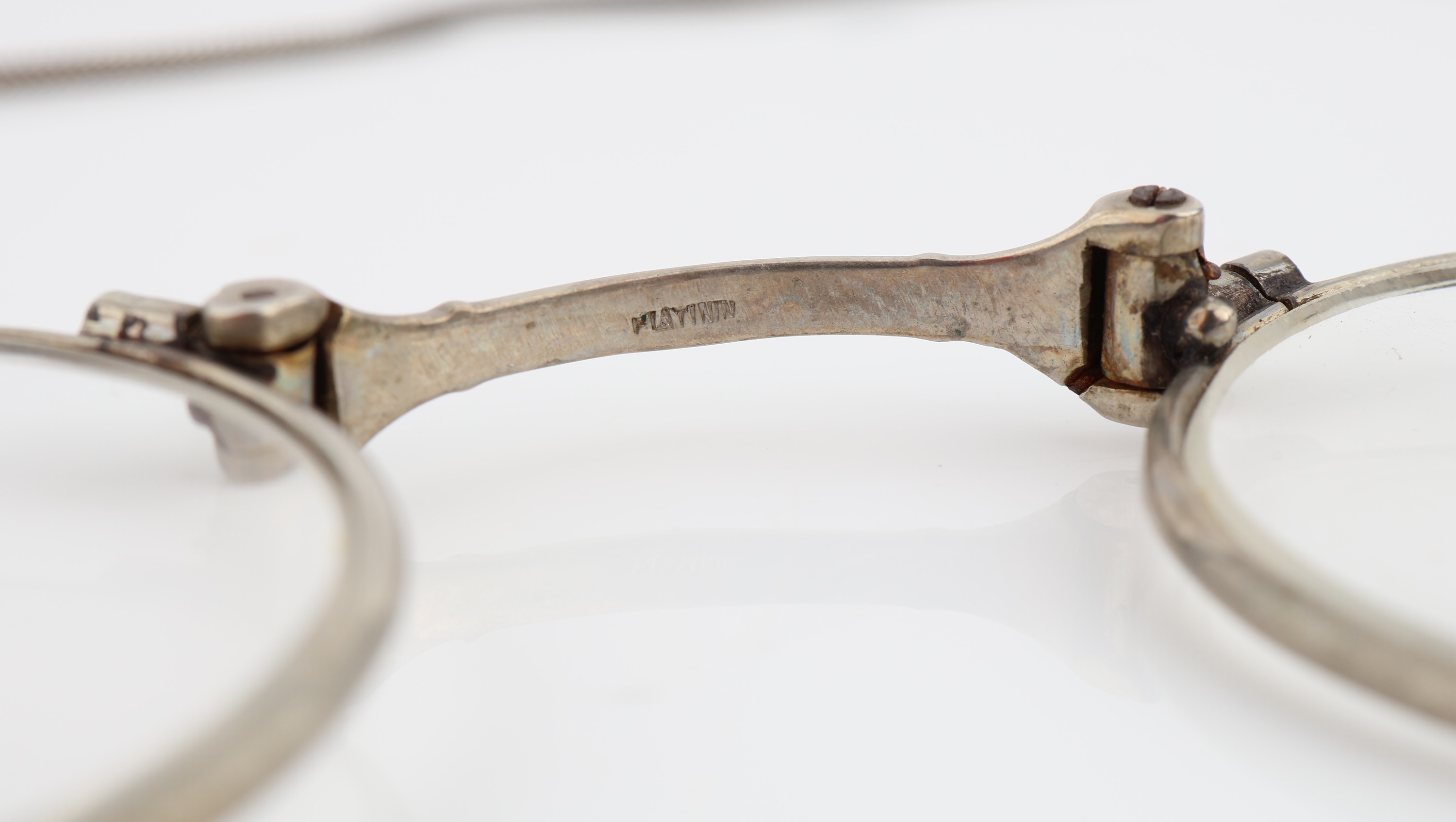 Detail b: Art Deco Lorgnon, Silber gepr., wohl Frankreich um 1930, Griff schwarz emailliert, Bügel bezeichnet mit Platinin, L. ca. 11.5 cm,an Kette, 900er ...