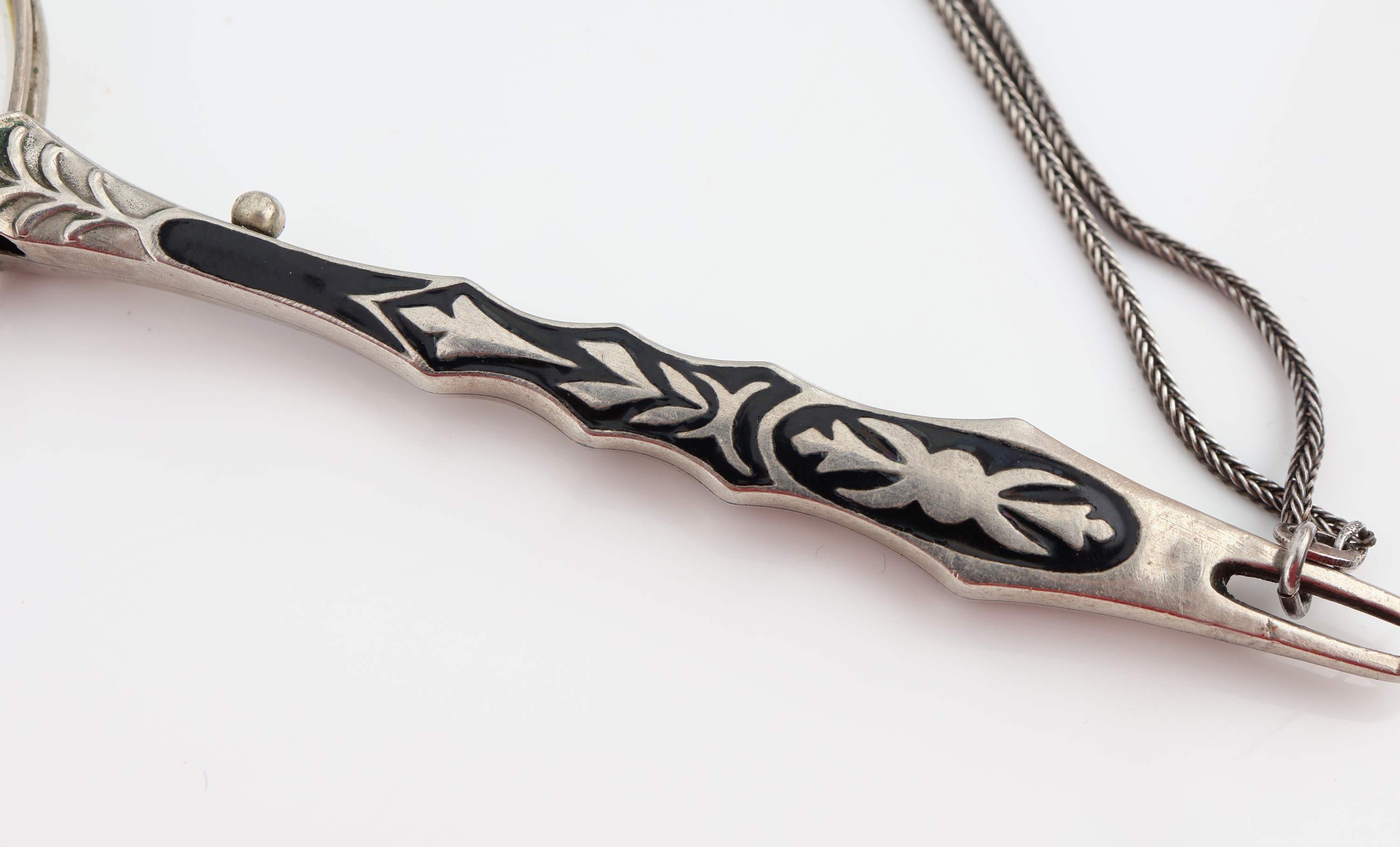 Detail c: Art Deco Lorgnon, Silber gepr., wohl Frankreich um 1930, Griff schwarz emailliert, Bügel bezeichnet mit Platinin, L. ca. 11.5 cm,an Kette, 900er ...