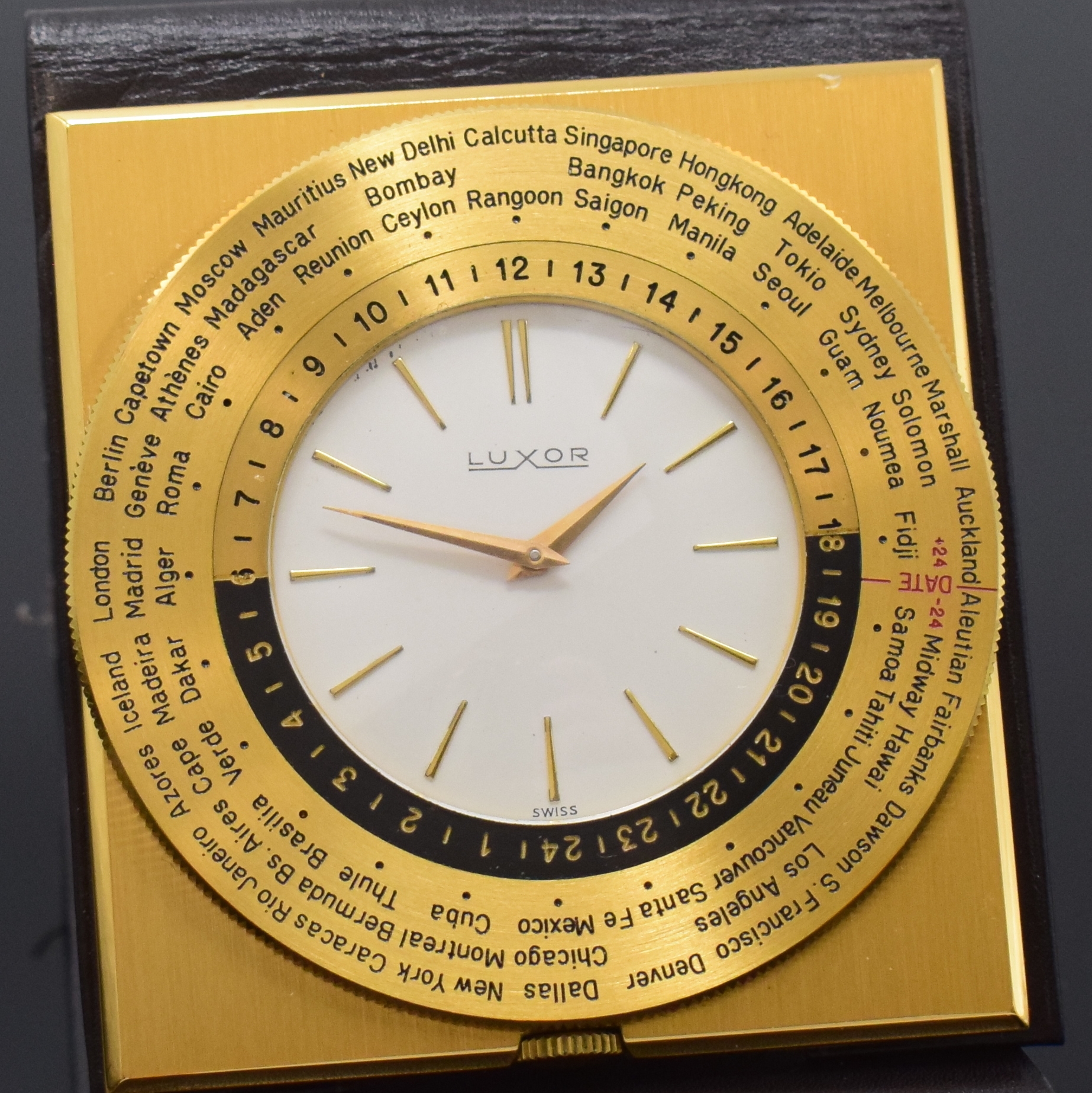 Detail a: LUXOR Reiseuhr mit Weltzeitanzeige, Schweiz um 1965, Handaufzug, rechteck., verg. Geh., eingeschraubt in Lederetui, beids. drehb. Weltzeit-Lünette ...