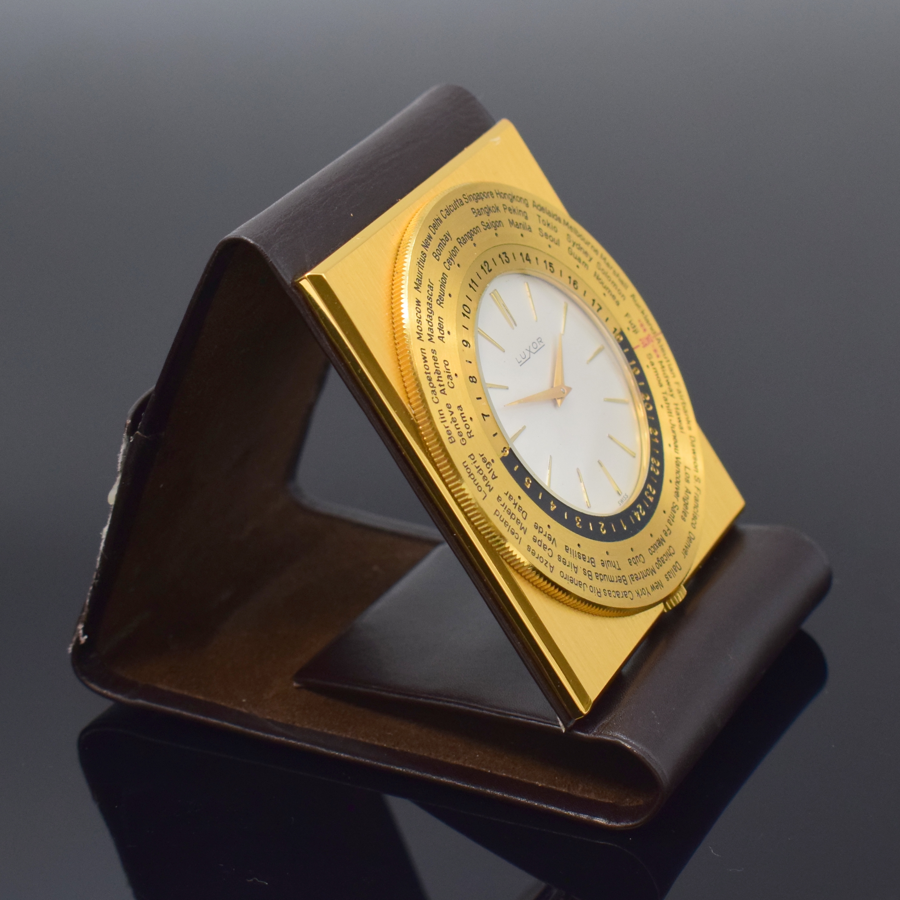 Detail b: LUXOR Reiseuhr mit Weltzeitanzeige, Schweiz um 1965, Handaufzug, rechteck., verg. Geh., eingeschraubt in Lederetui, beids. drehb. Weltzeit-Lünette ...