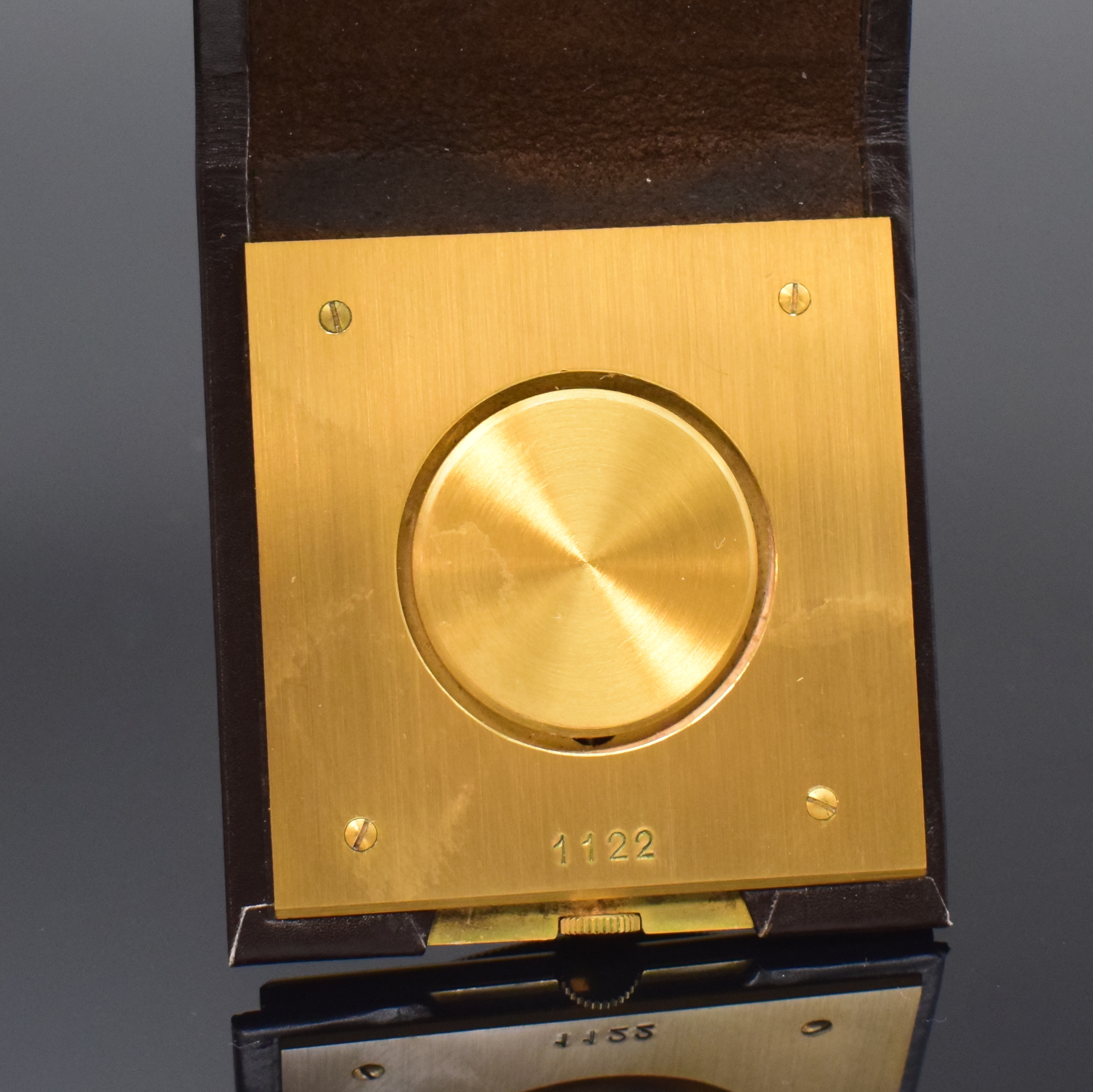 Detail c: LUXOR Reiseuhr mit Weltzeitanzeige, Schweiz um 1965, Handaufzug, rechteck., verg. Geh., eingeschraubt in Lederetui, beids. drehb. Weltzeit-Lünette ...