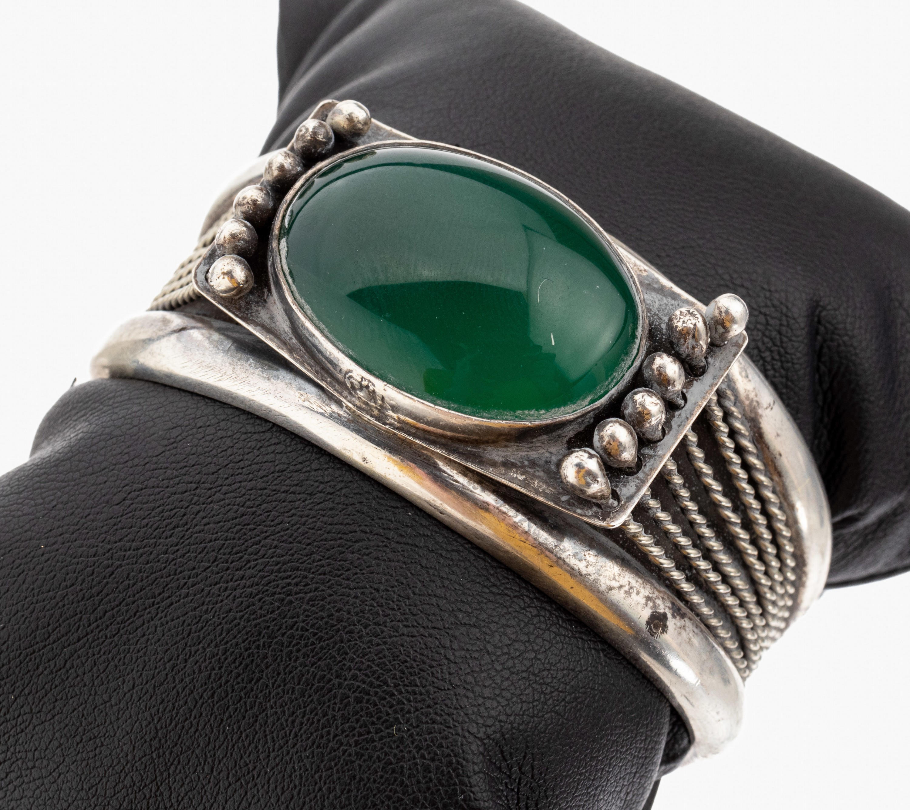 Achat-Armspange, 925er Silber, außergewöhnliche Gestaltung mit Kordeldrahtverzierung, mittig ovaler Grünachat-Cabochon, ca. 4.5 x 5.5 cm, ...
