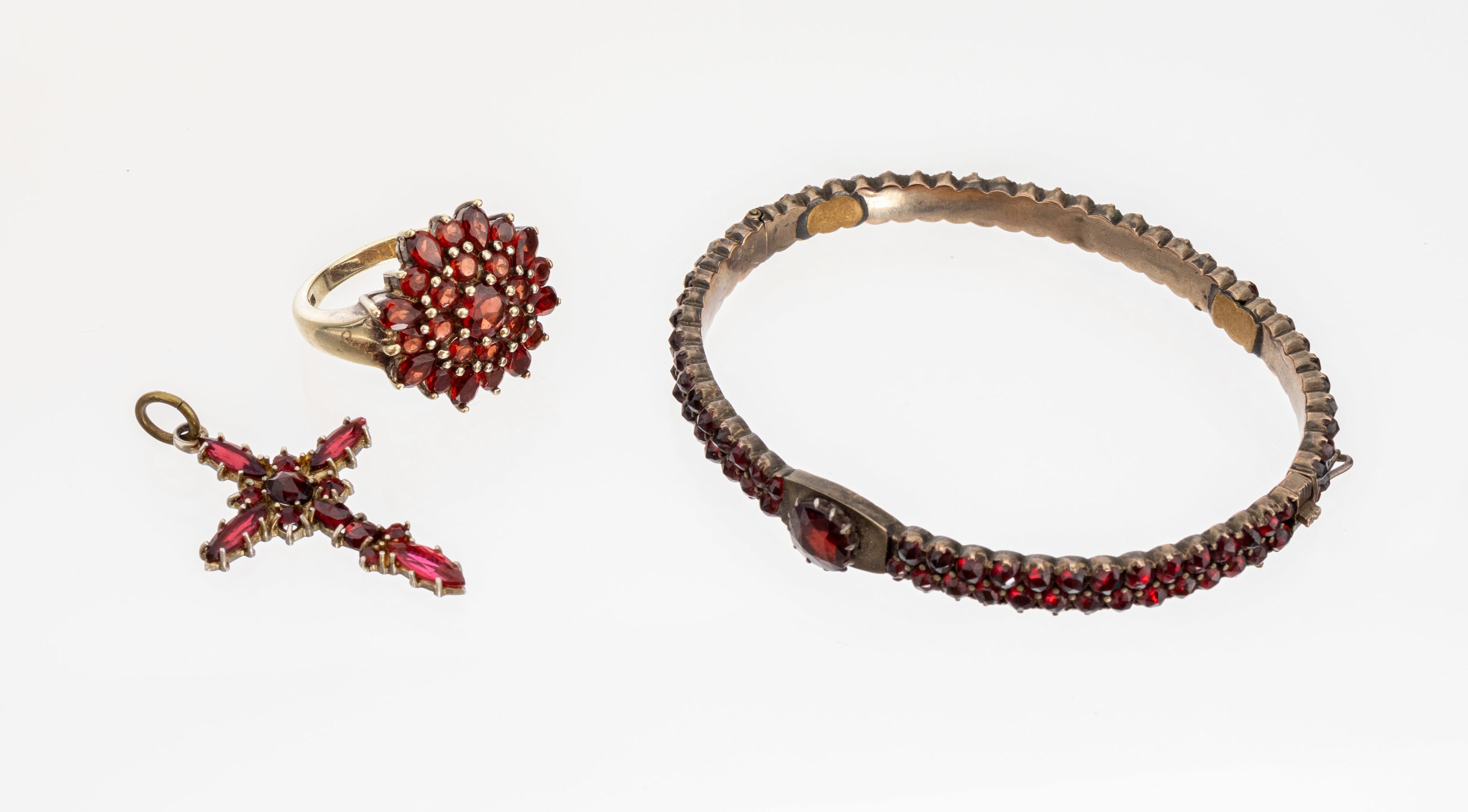 Konvolut Granat-Schmuck, um 1900, Metall, best. aus: 1 Armreif, ca. 6 x 5 cm, Klappscharnier, Kastenschloss mit Sicherheitsacht, 1 Ring, RW 60, und ...