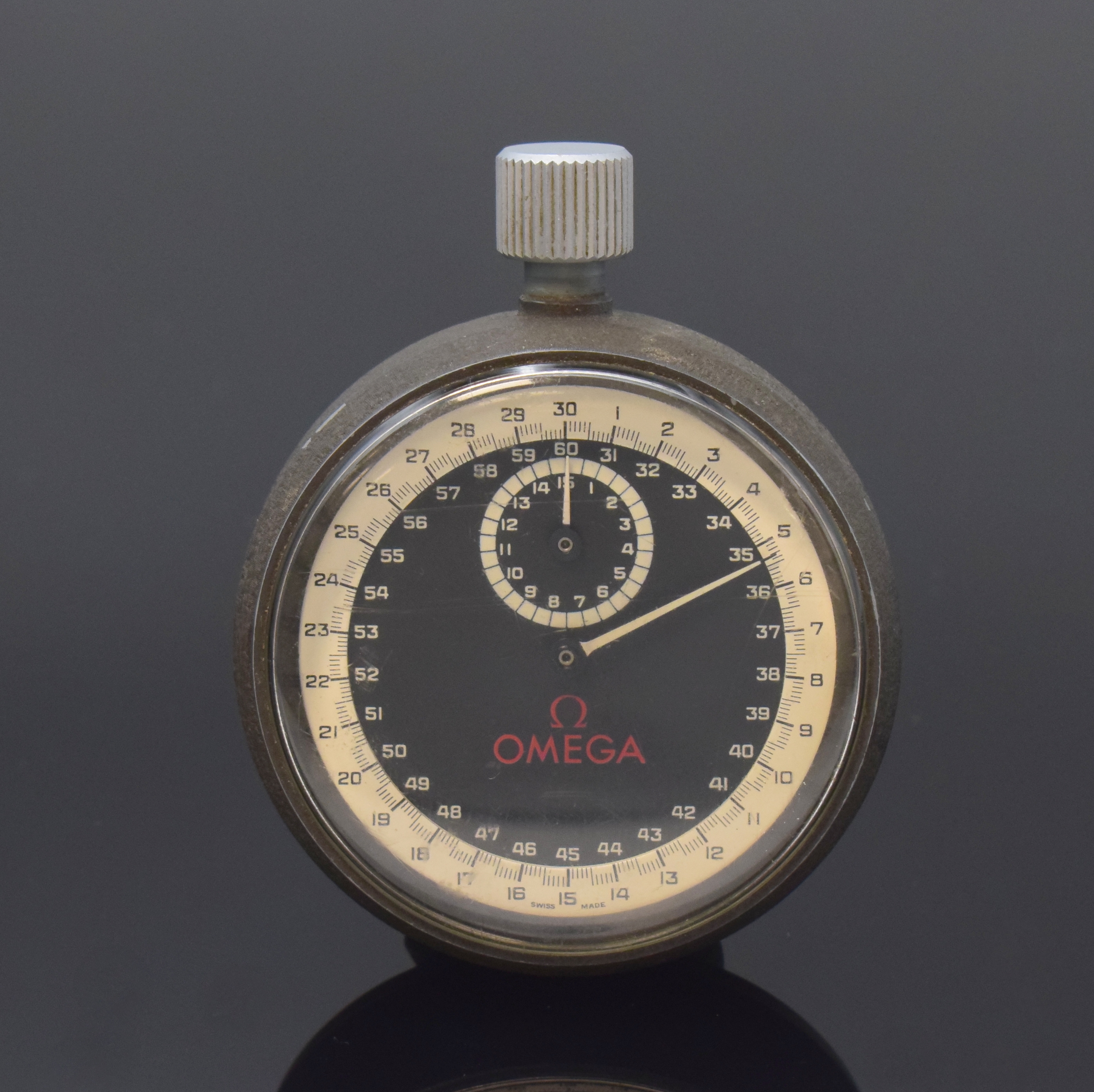 OMEGA Stoppuhr, Schweiz um 1965, Handaufzug, unsign. Metallgeh. m. verschr. Stahlboden, schwarzes Zifferbl. m. 30 Sek.- u. 15 Min.- Zähler, sign. ...