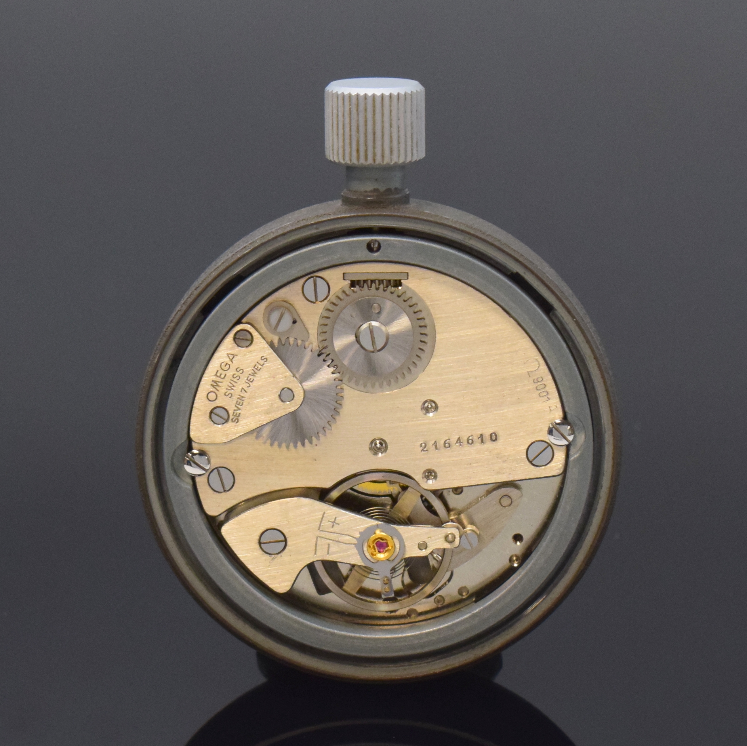 Detail b: OMEGA Stoppuhr, Schweiz um 1965, Handaufzug, unsign. Metallgeh. m. verschr. Stahlboden, schwarzes Zifferbl. m. 30 Sek.- u. 15 Min.- Zähler, sign. ...