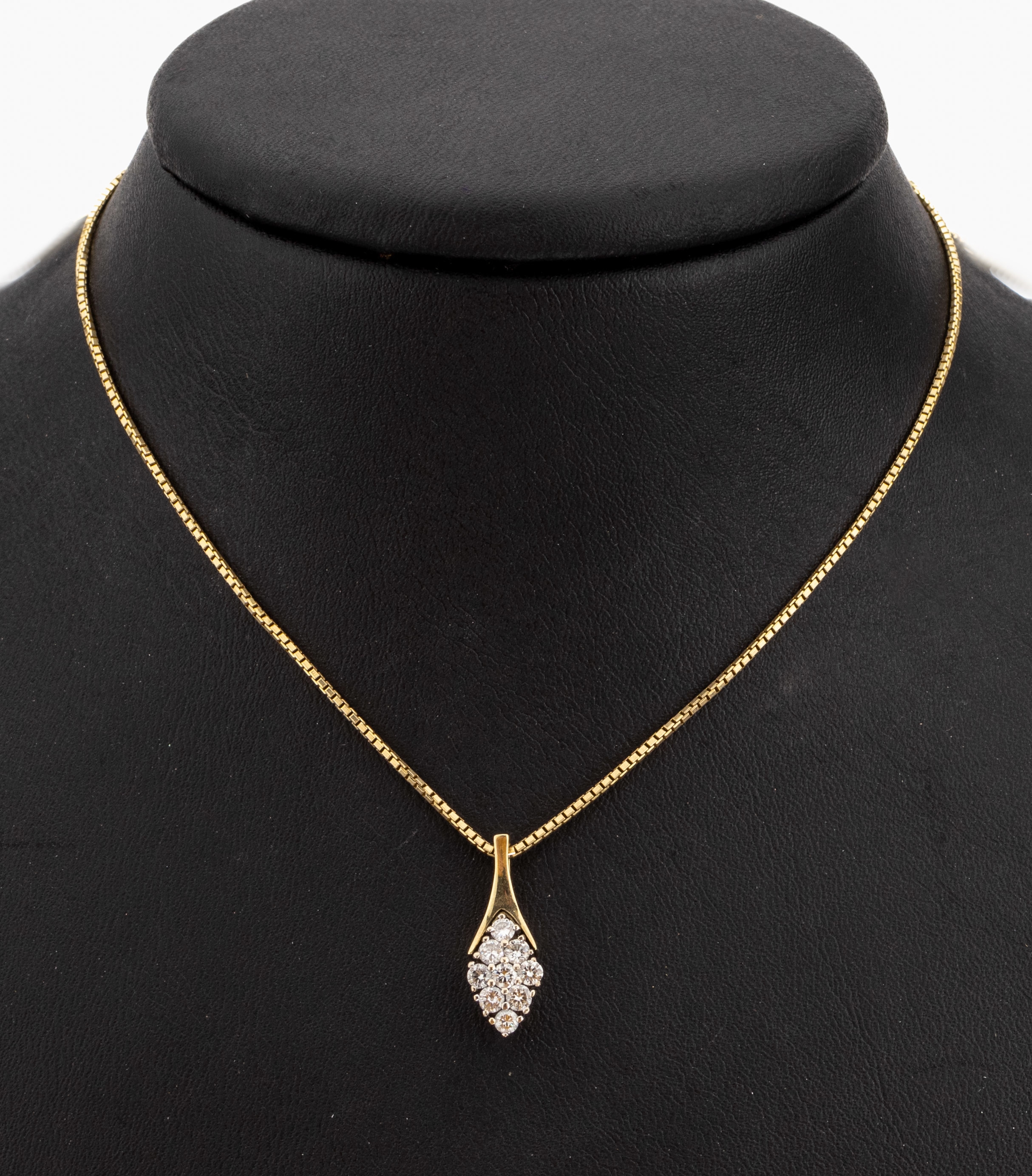14 kt Gold Brillant-Anhänger, GG/WG 585/000, 9 Brillanten zus. ca. 0.27 ct Weiss-l.get.Weiss/si-p, an Kette, GG 585/000, L.ca. 42 cm, ...