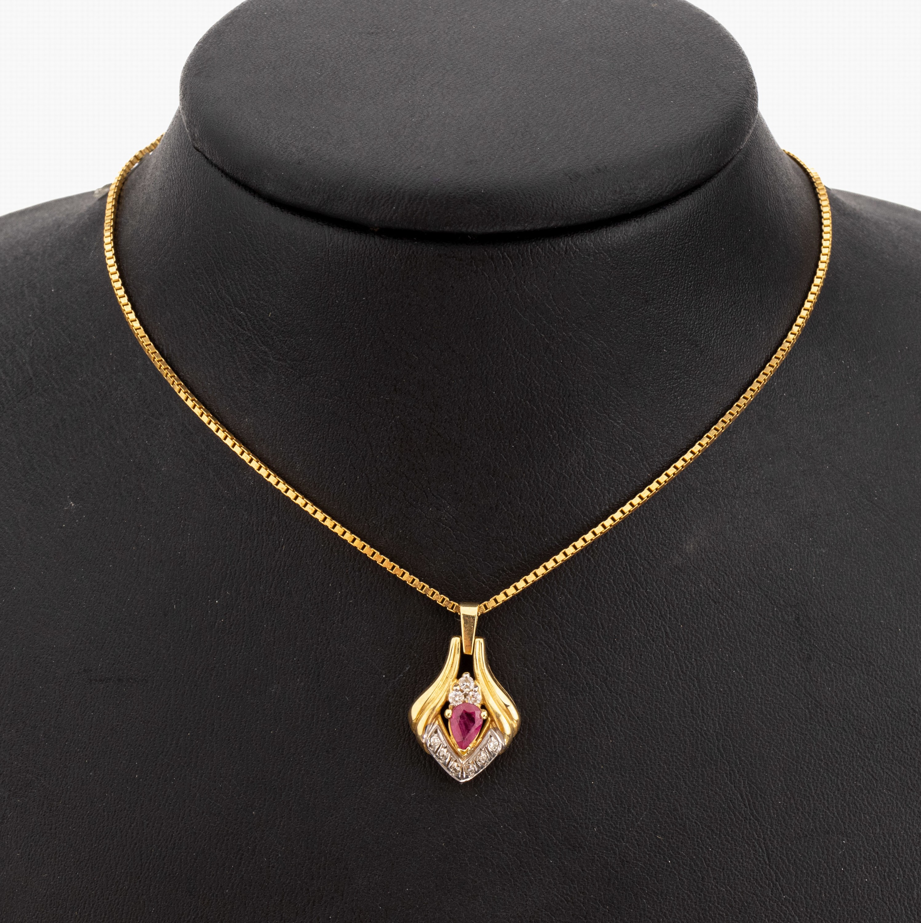 14 kt Gold Rubin-Brillant-Anhänger, GG/WG 585/000, mittig facett. Rubin-Tropfen ca. 0.20 ct, 9 Brillanten zus. ca. 0.20 ct Weiss/p,an Kette, GG ...