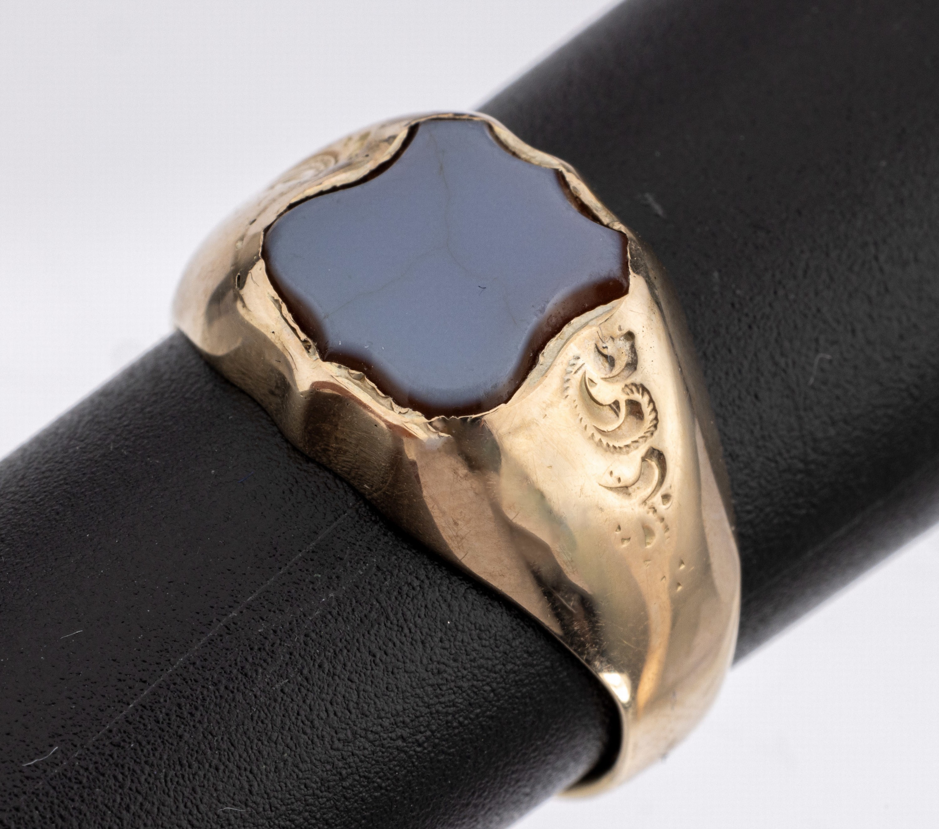 14 kt Gold Siegelring, GG 585/000, um 1920,Ringkopf wappenförmig, mit freier Lagensteinplatte, Ringschultern floral grav., RW 56, ca. 3.6 g