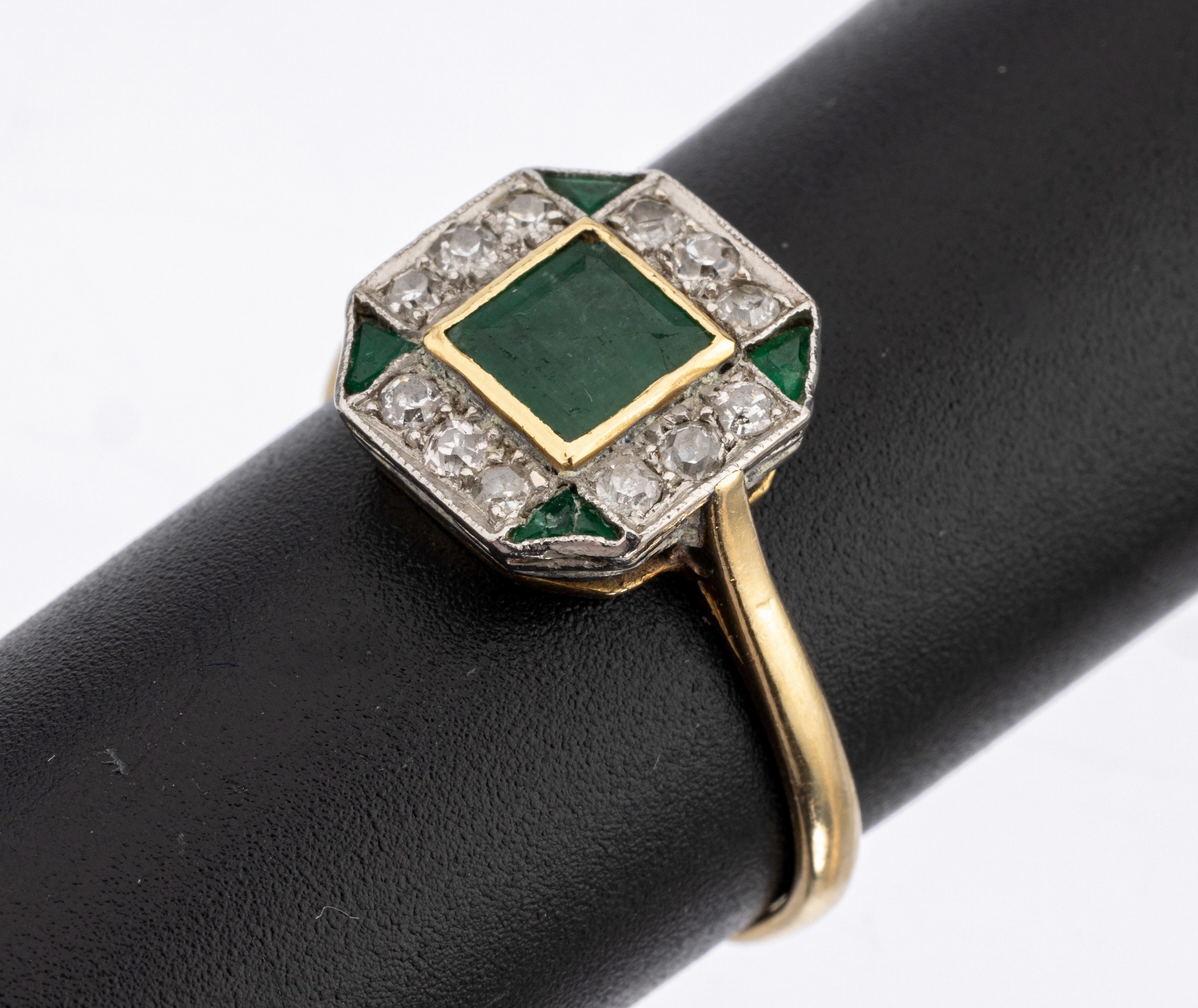 14 kt Gold Art Deco Smaragd-Diamant-Ring, 1930er Jahre, GG/WG 585/000, oktagonaler Ringkopf, 1 Smaragd im Treppenschliff und 4 facett. Dreiecke zus. ...