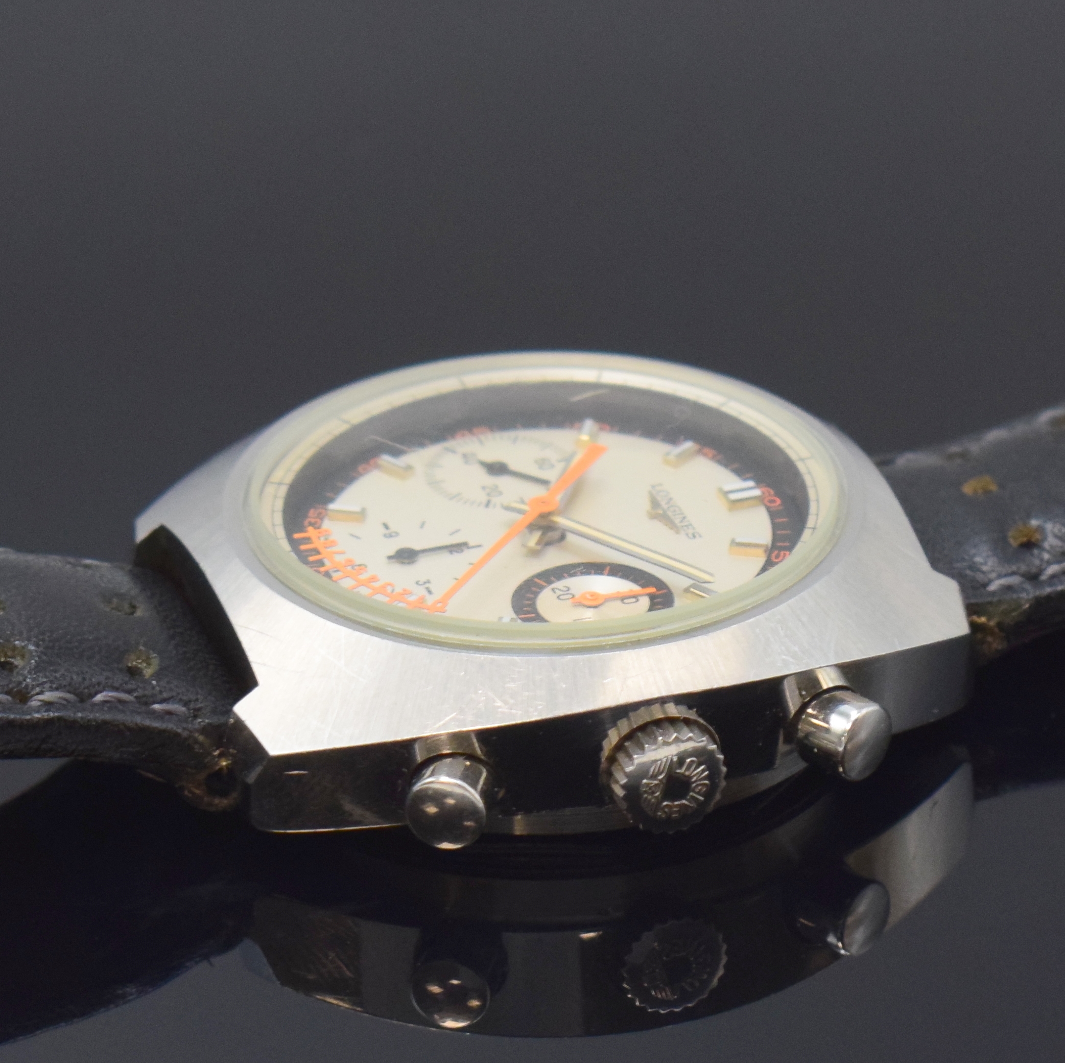 Detail b: LONGINES Schaltradchronograph mit Nonius- Zeiger Referenz 8271/1 in Stahl, Schweiz um 1975, Handaufzug, verschr. Geh., orig. Krone, silb. Zifferbl. ...