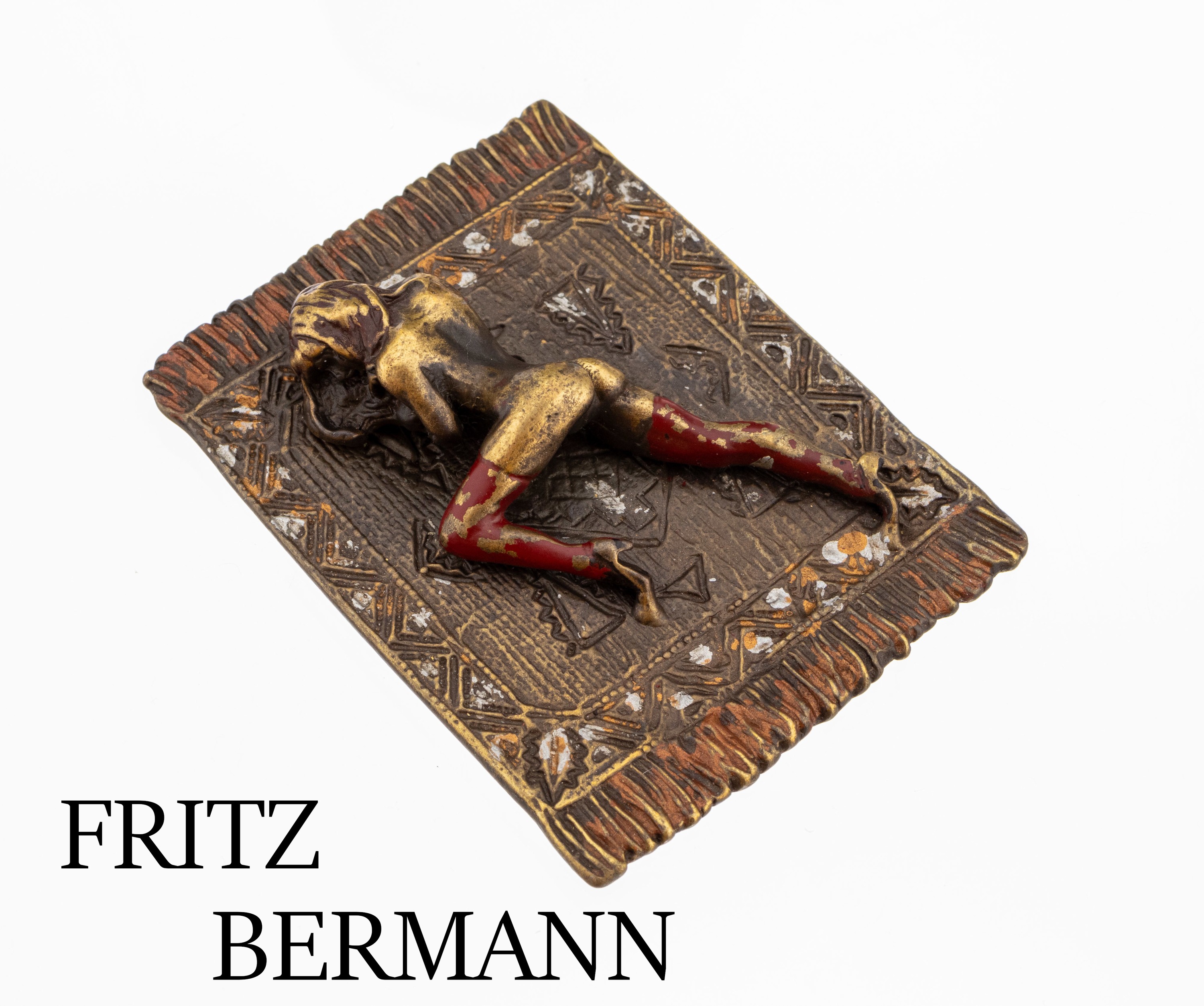 Erotische Wiener Bronze, 1930er Jahre, Darstellung einer nackten Frau auf Perserteppich, teilw. emailliert (besch.), ca.6 x 4.5 cm, Hersteller Fritz ...