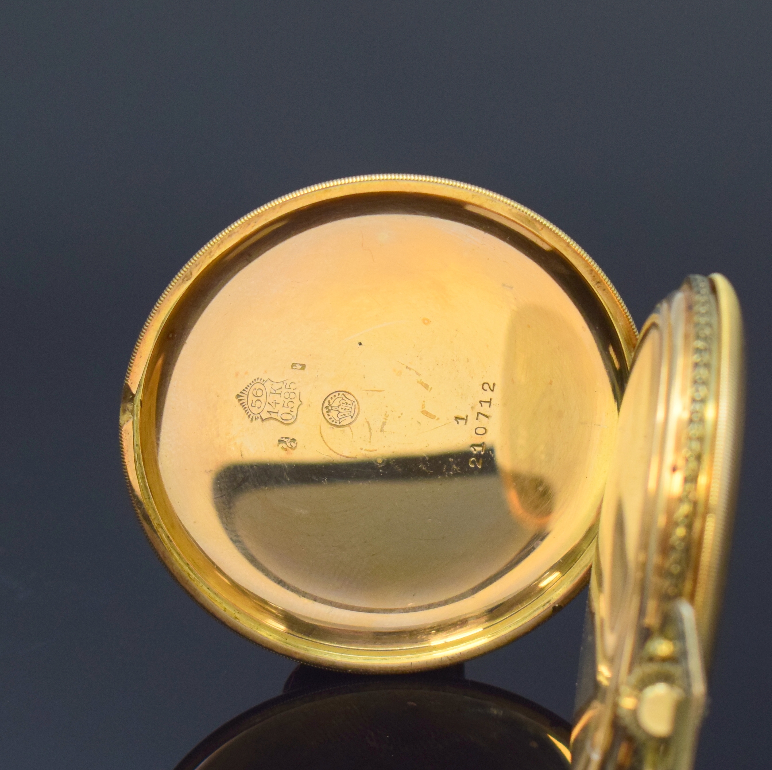 Detail a: Herrensavonette in GG 585/000, Schweiz um 1925, flaches 3-Deckel Goldgeh., floral grav. Rand, matt-gold. Zifferbl., gold. arab. Zahlen, kl. Sek. b. ...