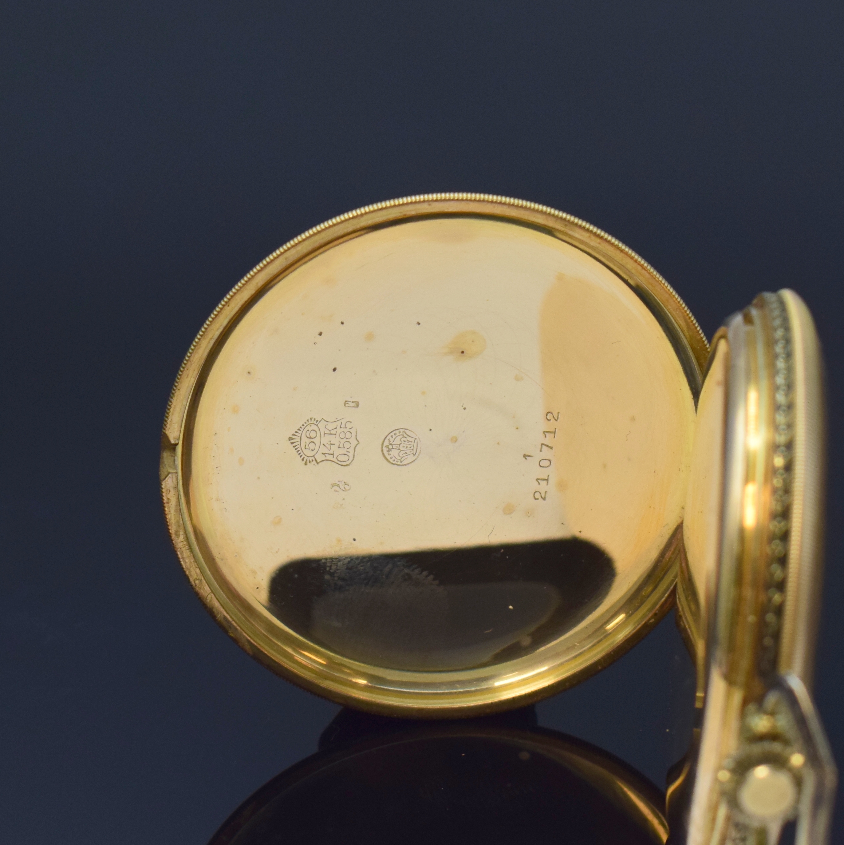Detail c: Herrensavonette in GG 585/000, Schweiz um 1925, flaches 3-Deckel Goldgeh., floral grav. Rand, matt-gold. Zifferbl., gold. arab. Zahlen, kl. Sek. b. ...