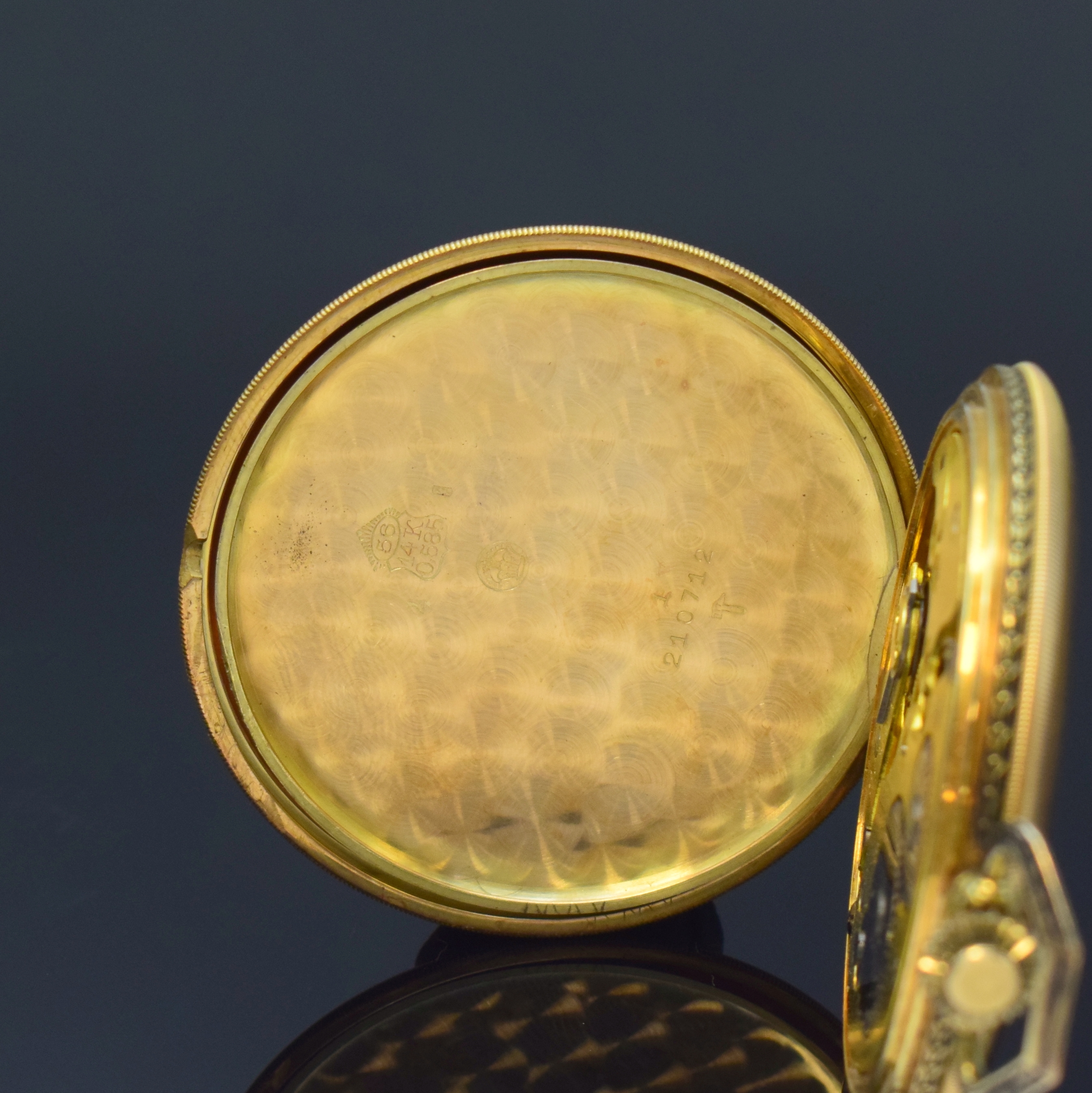 Detail e: Herrensavonette in GG 585/000, Schweiz um 1925, flaches 3-Deckel Goldgeh., floral grav. Rand, matt-gold. Zifferbl., gold. arab. Zahlen, kl. Sek. b. ...