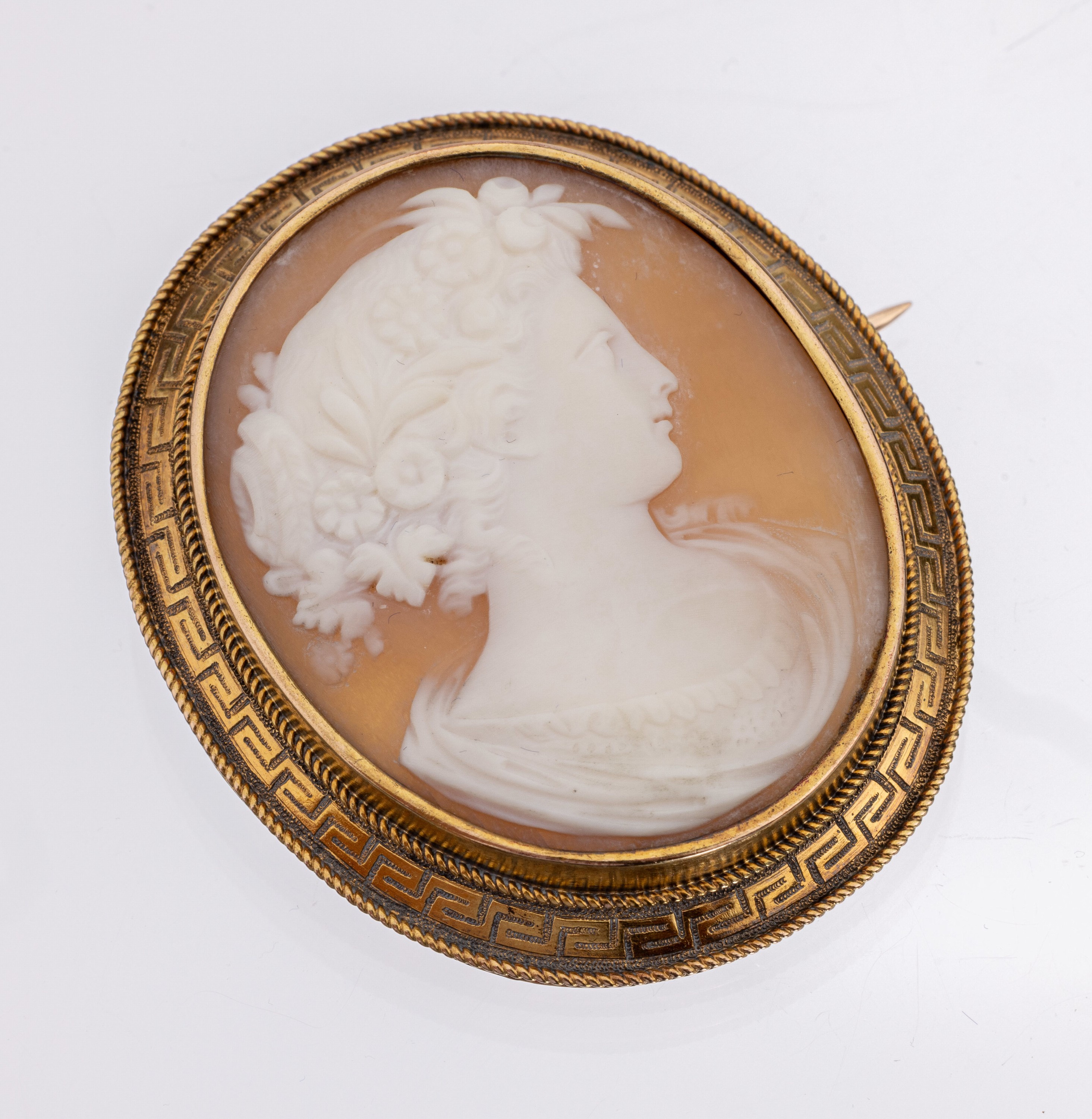 14 kt Gold Kamee-Brosche, um 1900, GG 585/000, mittig Muschelkamee, Darstellung einer jungen Dame im Profil mit Blumen im Haar, Rahmung mit ...