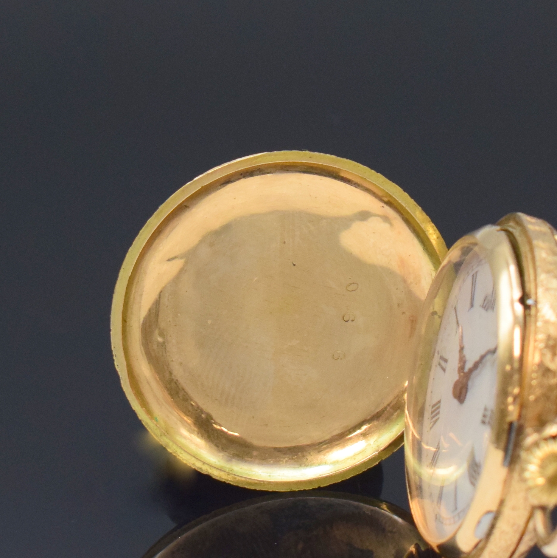 Detail a: Damensavonette in RG 585/000, Schweiz um 1900, kompl. fein grav. 2-Deckel Goldgeh., leere Monogramm-Kartusche umrahmt von schwarzem ...
