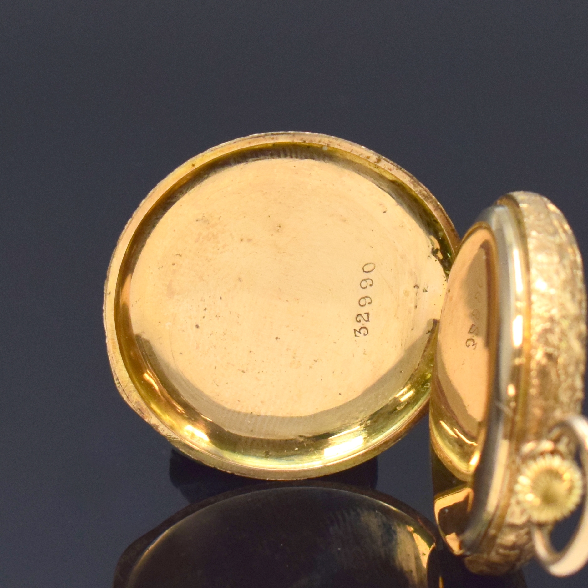 Detail d: Damensavonette in RG 585/000, Schweiz um 1900, kompl. fein grav. 2-Deckel Goldgeh., leere Monogramm-Kartusche umrahmt von schwarzem ...