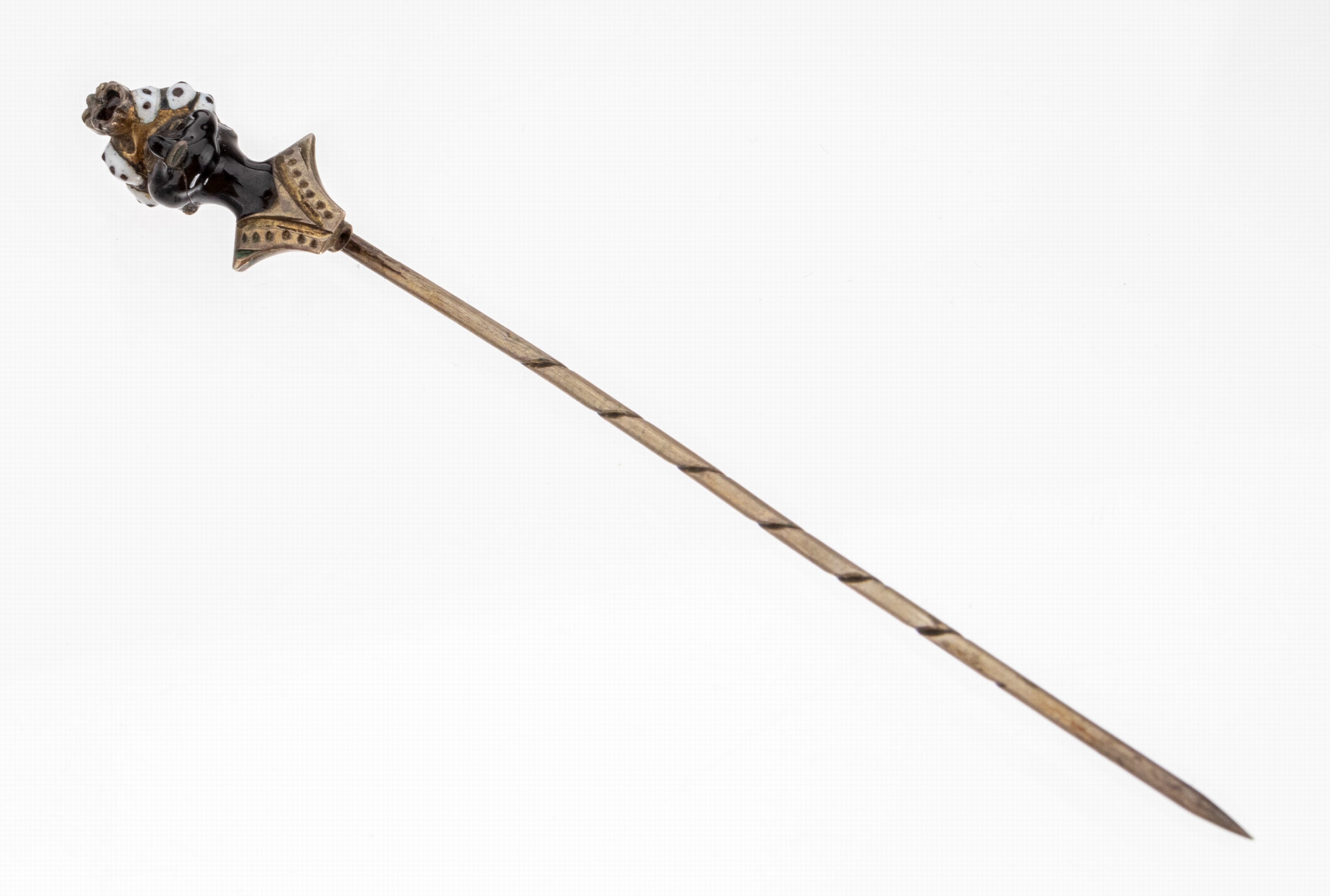 Detail a: Krawattennadel, wohl Wien um 1900, Darstellung eines Männerkopfes mit Turban, weiß und schwarz emailliert, kl. Korallencabochon, L. ca. 8 cm, ...