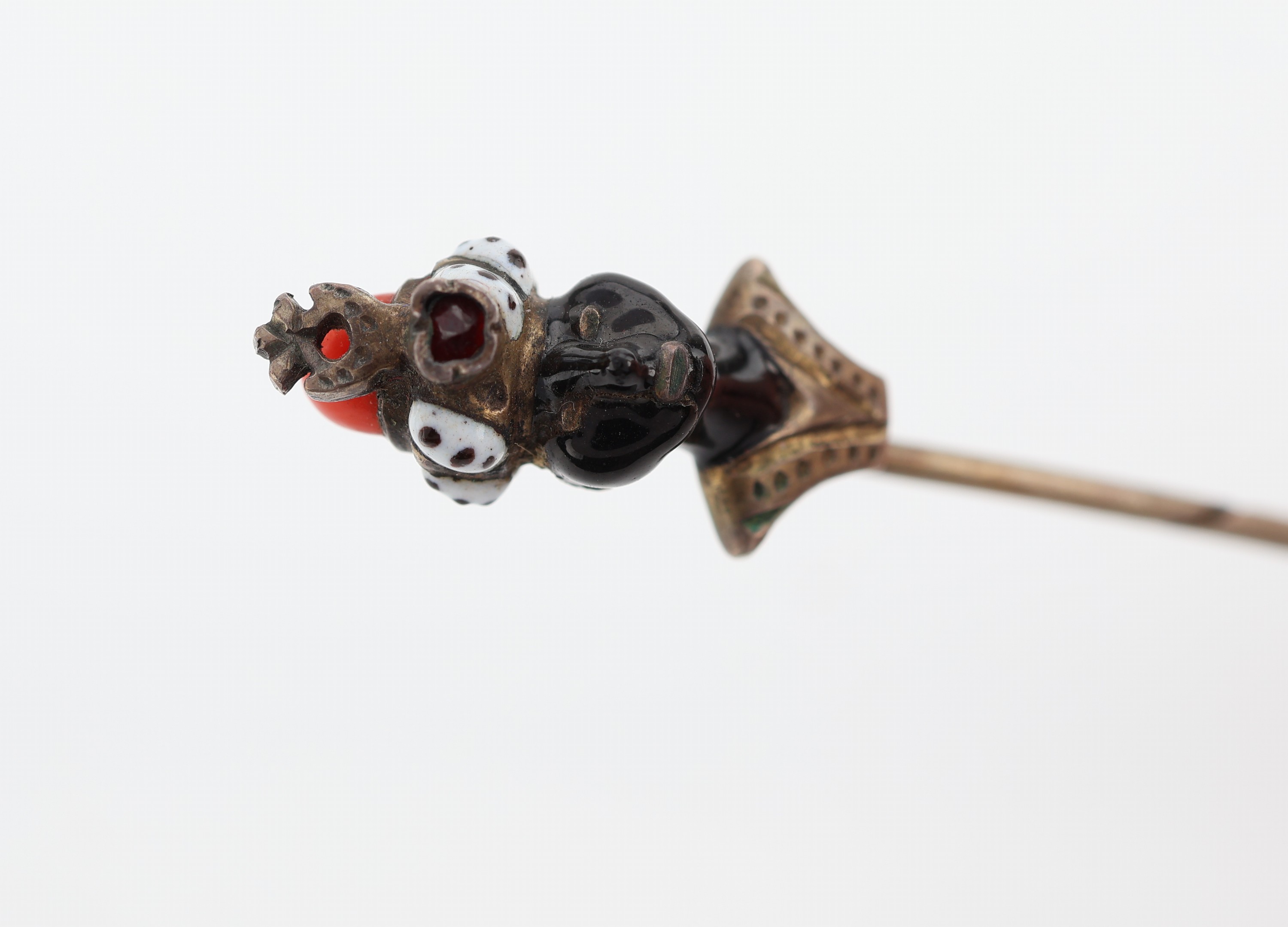 Detail b: Krawattennadel, wohl Wien um 1900, Darstellung eines Männerkopfes mit Turban, weiß und schwarz emailliert, kl. Korallencabochon, L. ca. 8 cm, ...