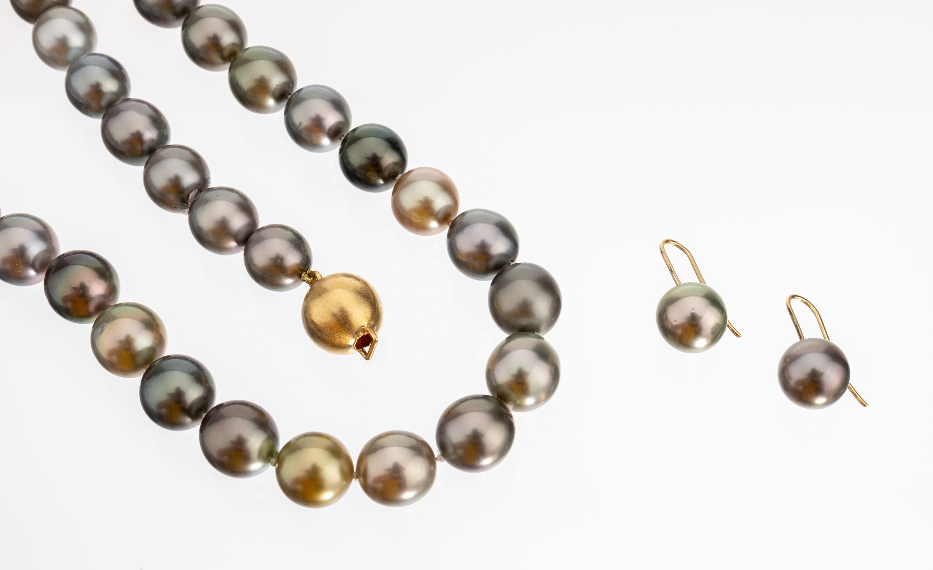 Zuchtperl-Collier mit 18 kt Gold Kugelschliesse, GG 750/000 mattiert, 41 Tahitizuchtperlen in versch. Farbnuancen, D. ca. 9.8 mm, L. ca. 45 cm, ...