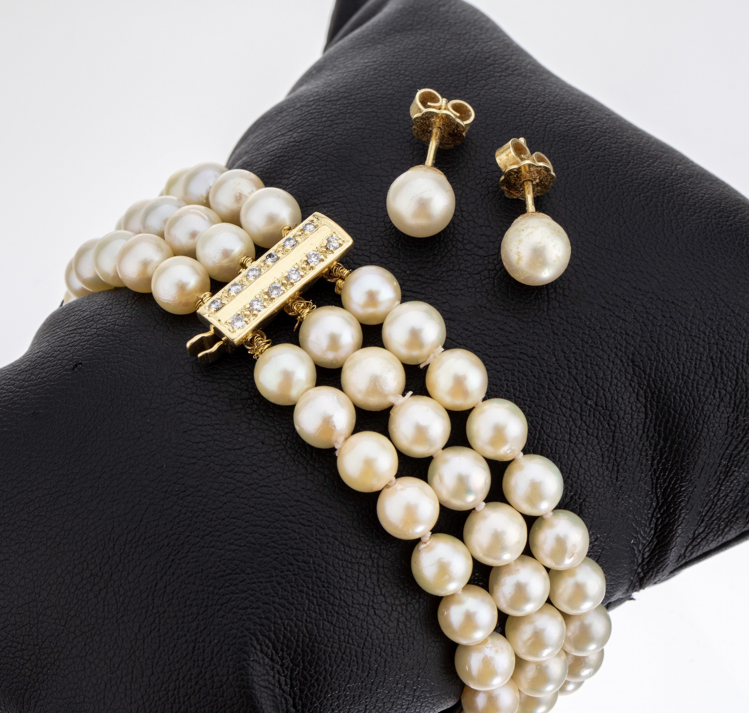 14 kt Gold Zuchtperl-Brillant-Armband, GG 585/000, 84 Zuchtperlen, D. ca. 5.9 mm, L. ca.19.5 cm, B. ca. 2 cm, 12 Brillanten zus. ca. 0.12 ct ...