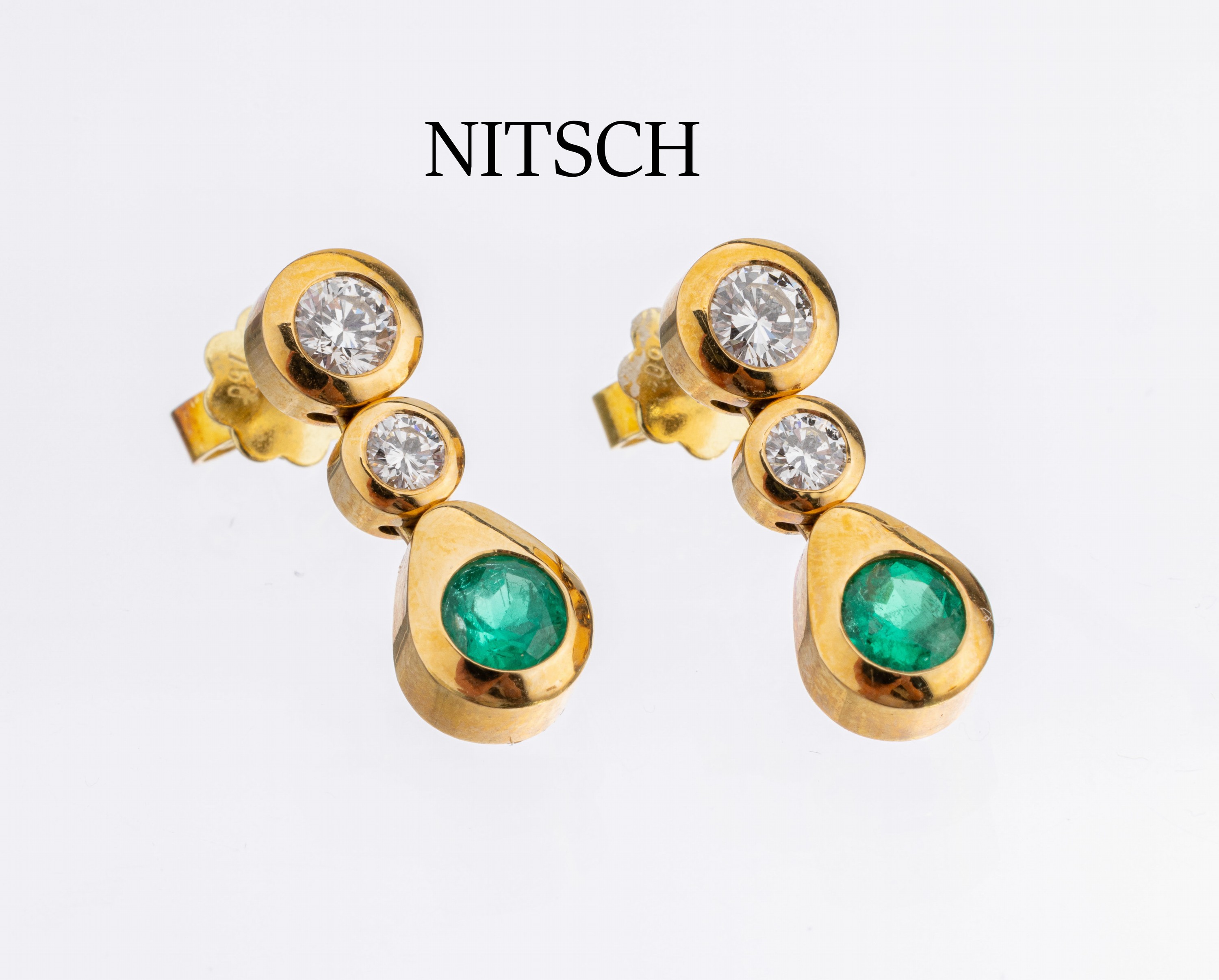 Paar 18 kt Gold Smaragd-Brillant-Ohrstecker, GG 750/000, 2 rundfacett. Smaragde zus. ca.0.60 ct, 4 Brillanten zus. ca. 0.59 ct feines ...