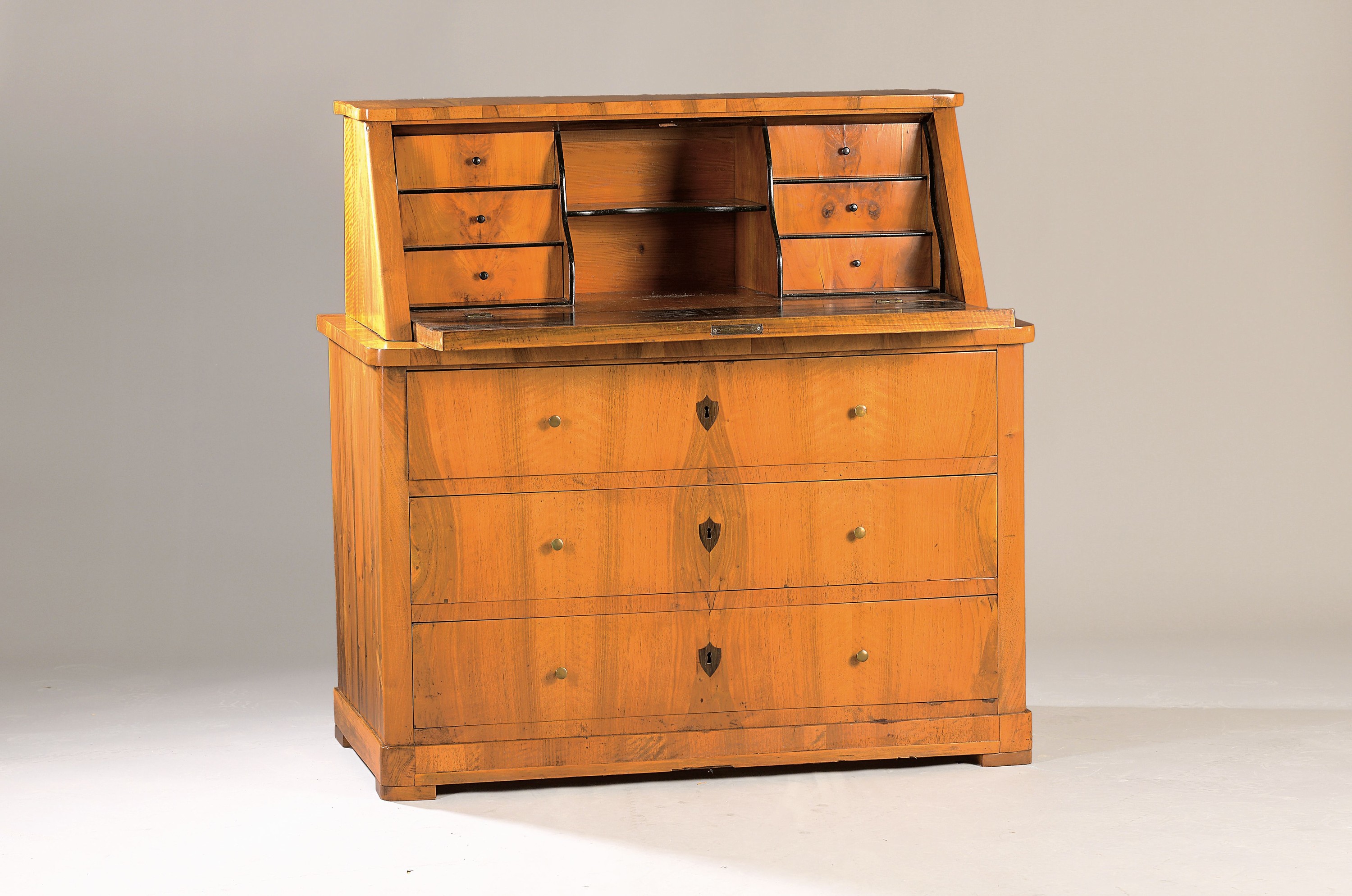 Biedermeier-Schrägklappensekretär, um 1830, Nußbaumfurnier, drei Schubladen, mit Sekretäraufsatz, Innenleben Kirschbaumfurnier mit 6 Schubladen ...