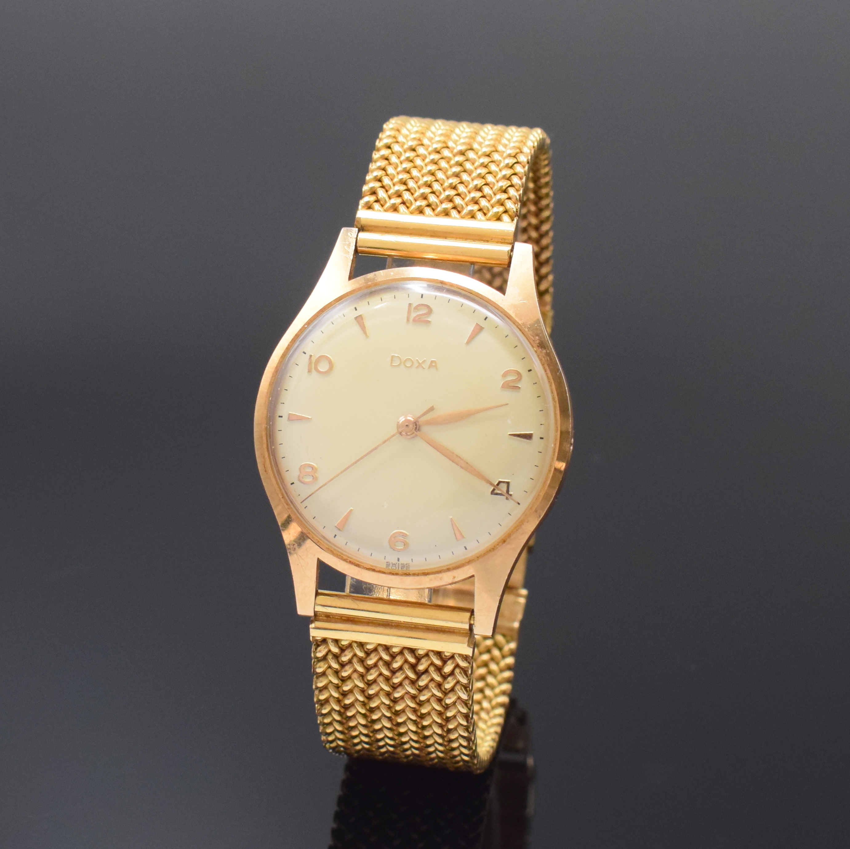 DOXA Herrenarmbanduhr in RG 585/000, Schweiz um 1965, Handaufzug, neutr. RG 750/000 Band, Boden aufgedr., silb. Zifferbl. m. arab. Zahlen u. gold. ...