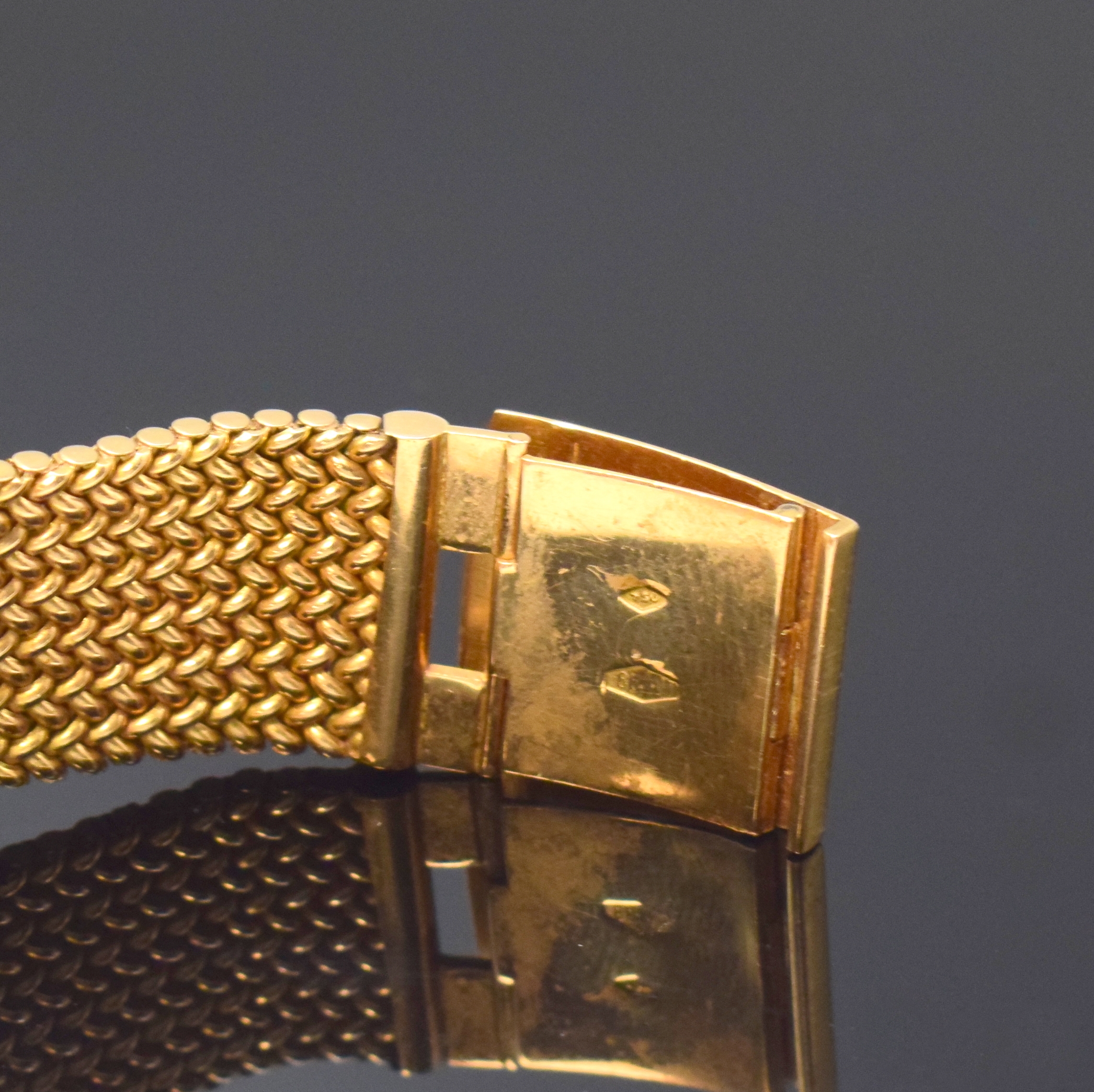 Detail b: DOXA Herrenarmbanduhr in RG 585/000, Schweiz um 1965, Handaufzug, neutr. RG 750/000 Band, Boden aufgedr., silb. Zifferbl. m. arab. Zahlen u. gold. ...