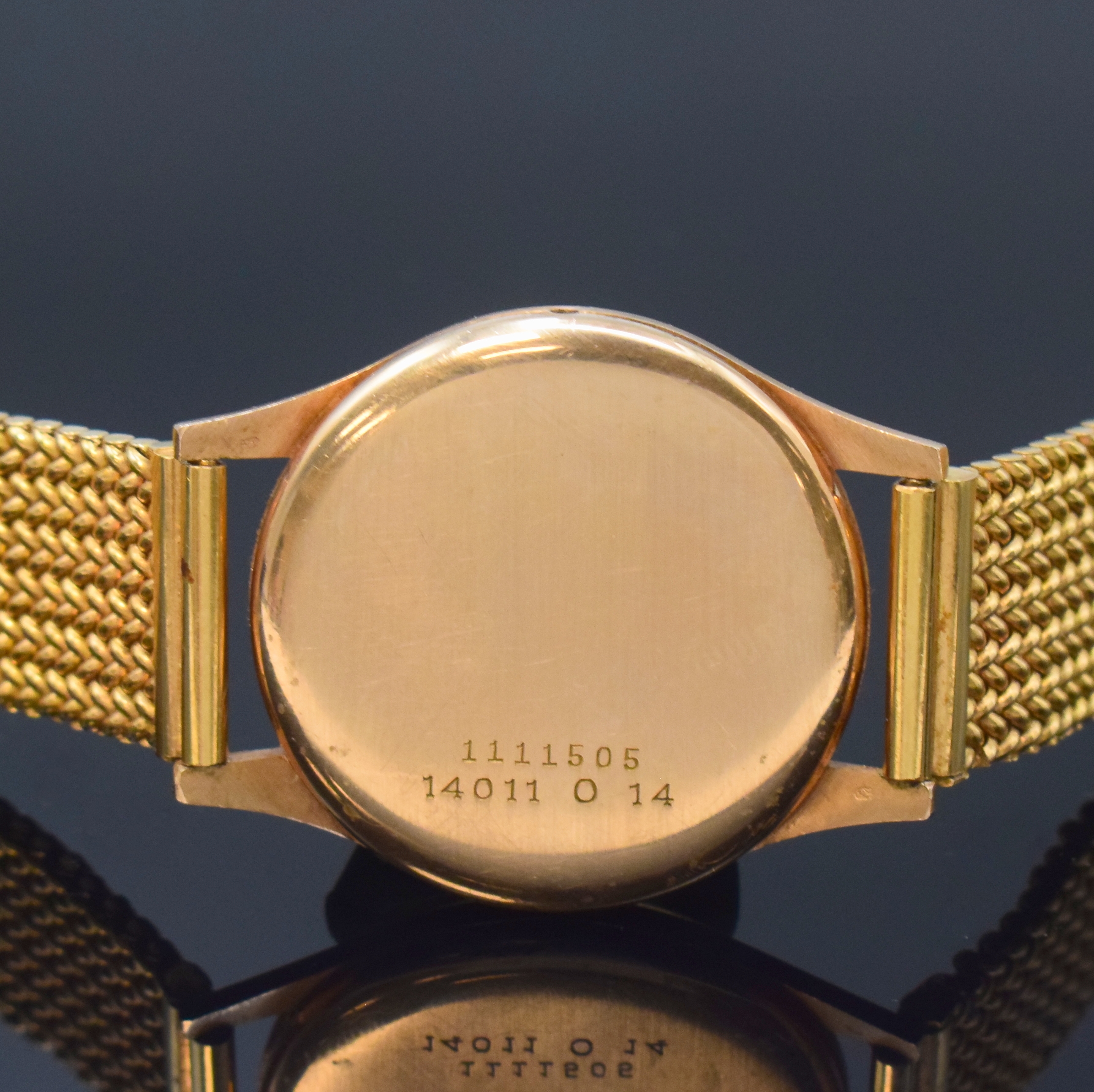 Detail d: DOXA Herrenarmbanduhr in RG 585/000, Schweiz um 1965, Handaufzug, neutr. RG 750/000 Band, Boden aufgedr., silb. Zifferbl. m. arab. Zahlen u. gold. ...