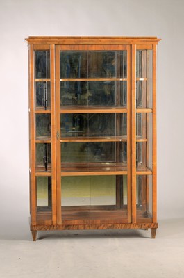 Image Biedermeier-Vitrine, süddeutsch, 19.Jh., Nußbaumfurnier, dreiseitig verglast, ...