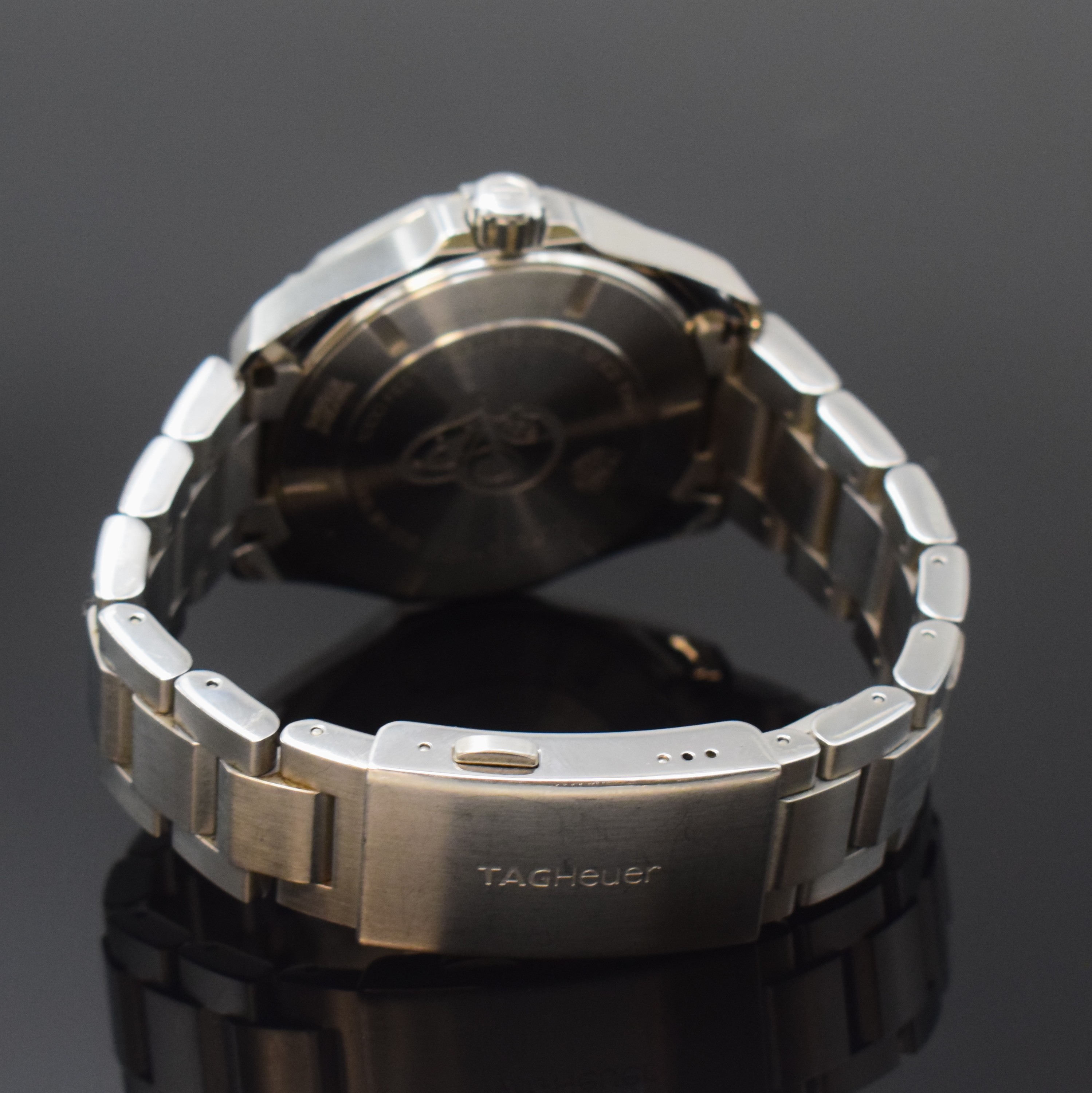 Detail b: TAG HEUER Aquaracer GMT Calibre 7 Herrenarmbanduhr in Stahl Referenz WAY201F, Schweiz um 2020, Automatik, orig. Gliederband inkl. Faltschl., Boden u. ...