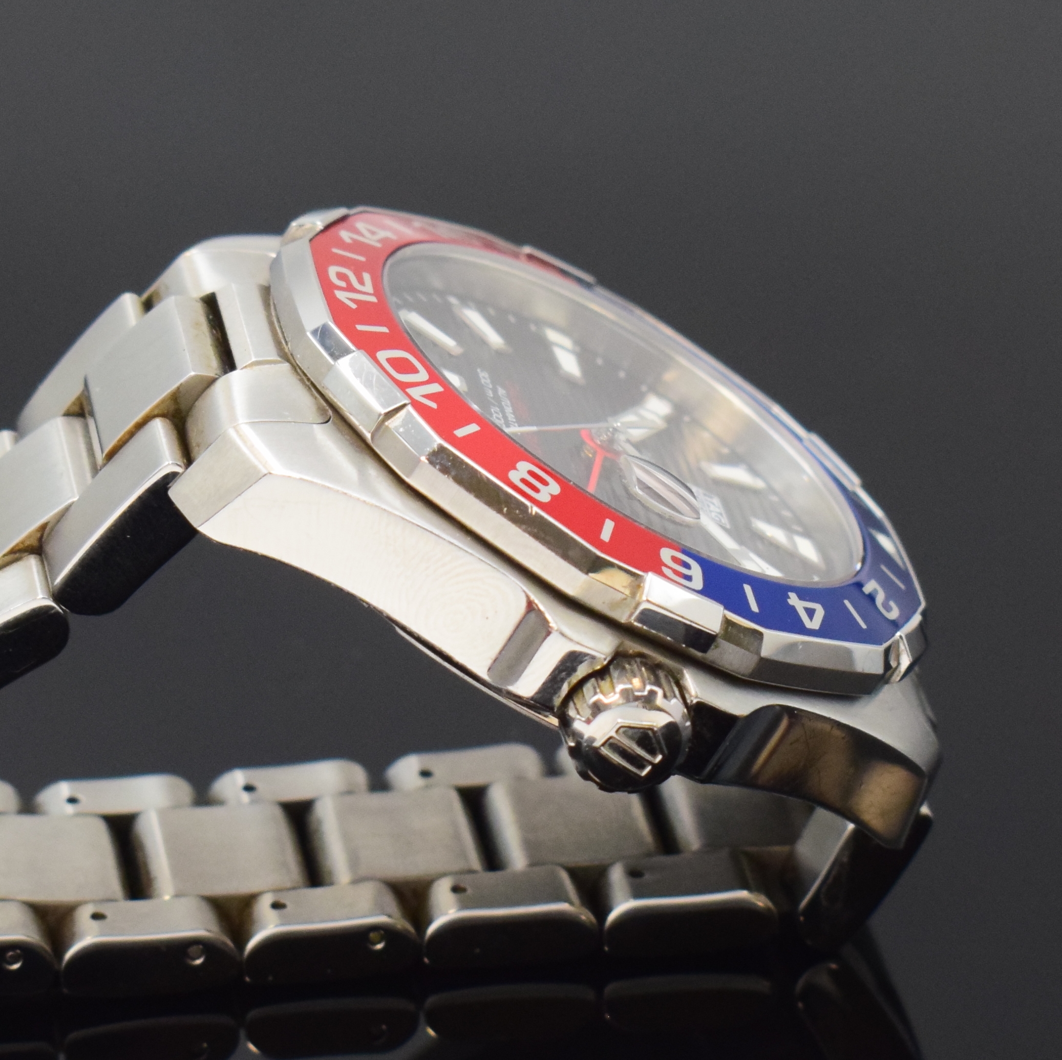 Detail c: TAG HEUER Aquaracer GMT Calibre 7 Herrenarmbanduhr in Stahl Referenz WAY201F, Schweiz um 2020, Automatik, orig. Gliederband inkl. Faltschl., Boden u. ...