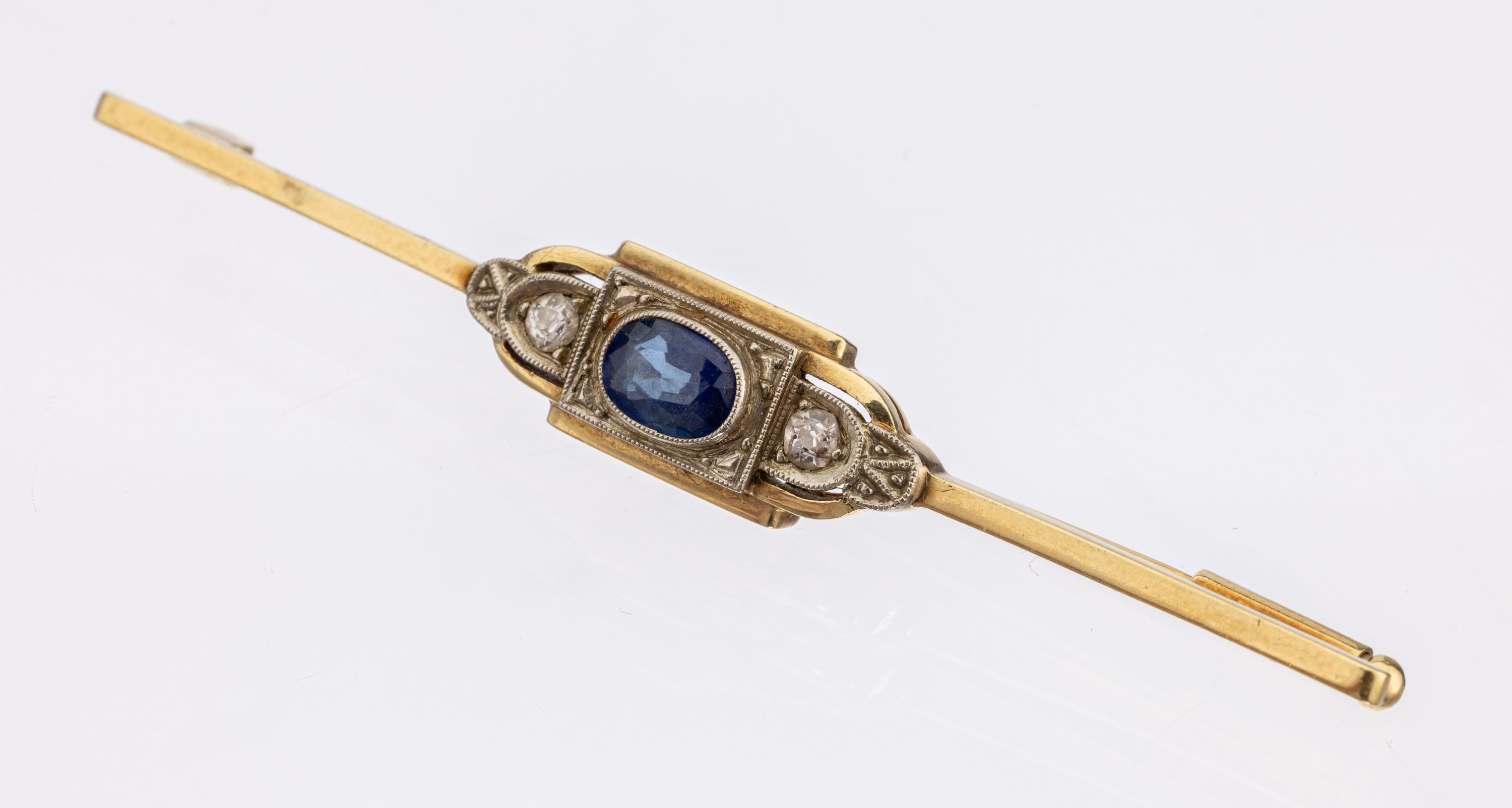 14 kt Gold Art Deco Saphir-Diamant-Brosche, um1910-20, GG 585/000, Mittelteil schauseitigPlatin, ovalfacett. Saphir ca. 0.90 ct, 2 ...