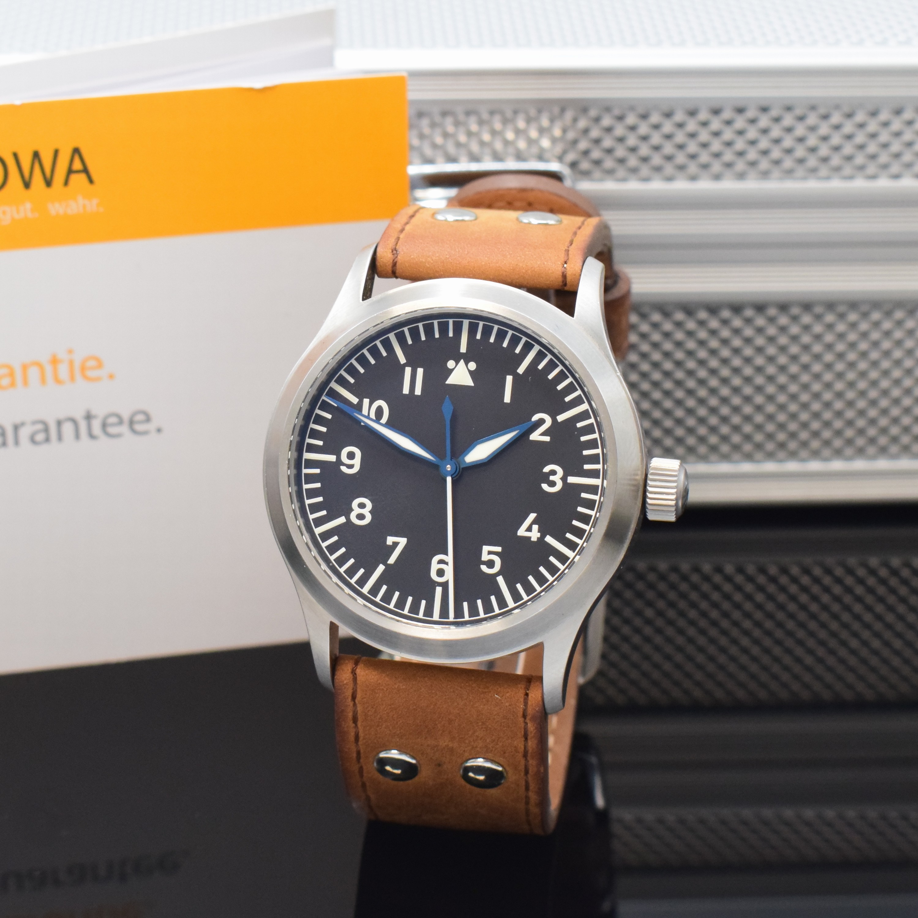 STOWA Flieger Klassik Sport Herrenarmbanduhr in Stahl, Deutschland verk. lt. beil. Pap. 02/2017, Automatik, beids. vergl. Geh. inkl. orig. Lederband ...