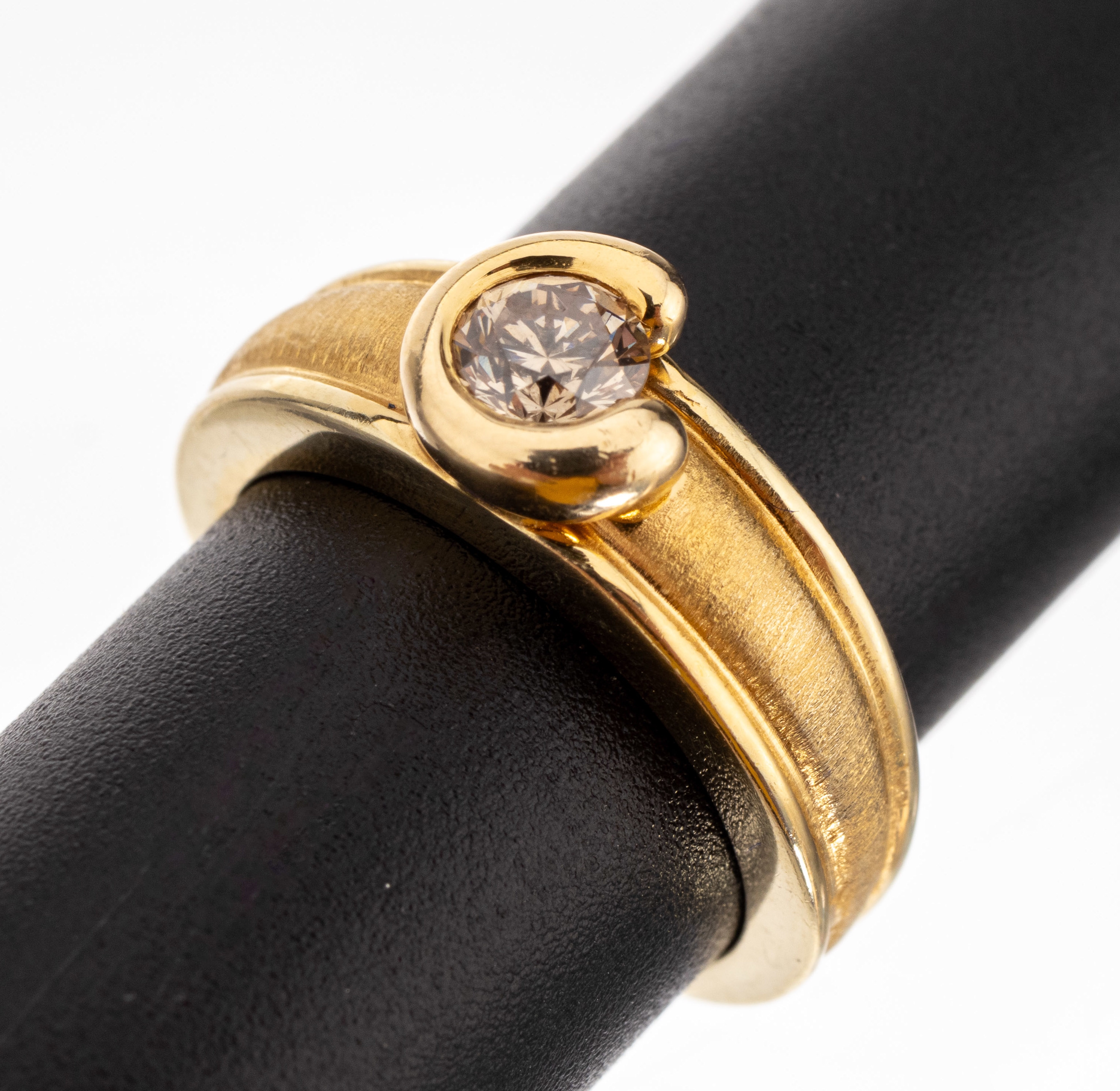 14 kt Gold Brillant-Ring, GG 585/000, Oberfläche part. sat., mittiger Brillant ca. 0.35 Braun/si, RW 52, ca. 5.4 g