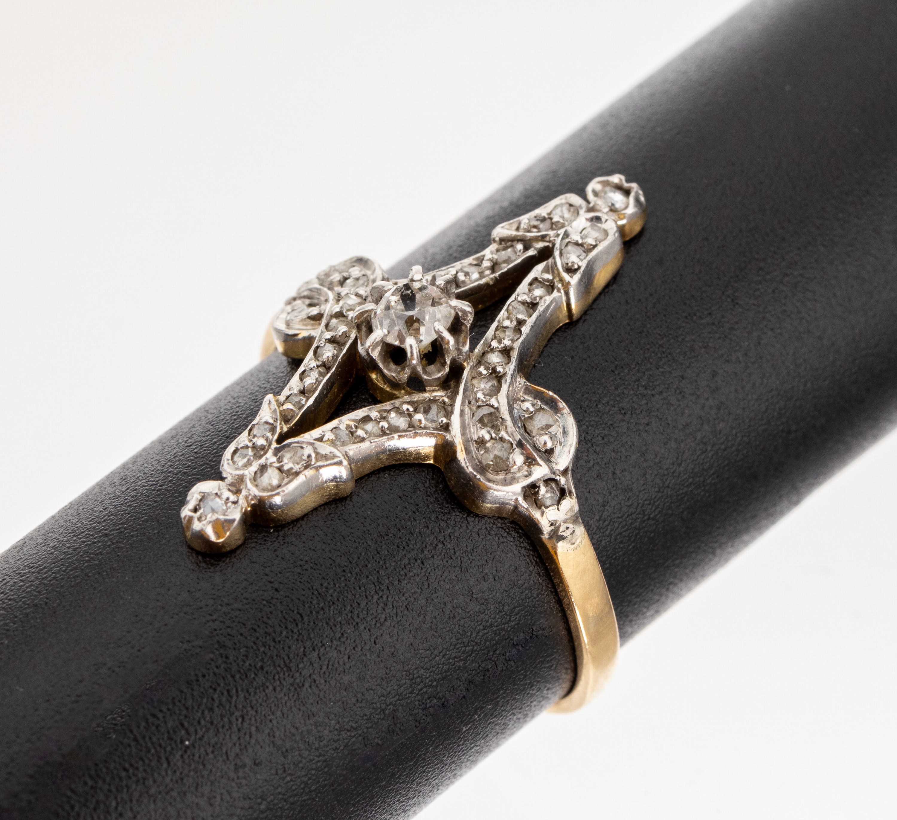 18 kt Gold Diamant-Ring, um 1910, GG 750/000 gepr., Ringkopf plat., 1 Altschliff- diamant und 35 Diamantrosen (1 Stein besch.) zus. ca. 0.20 ct ...