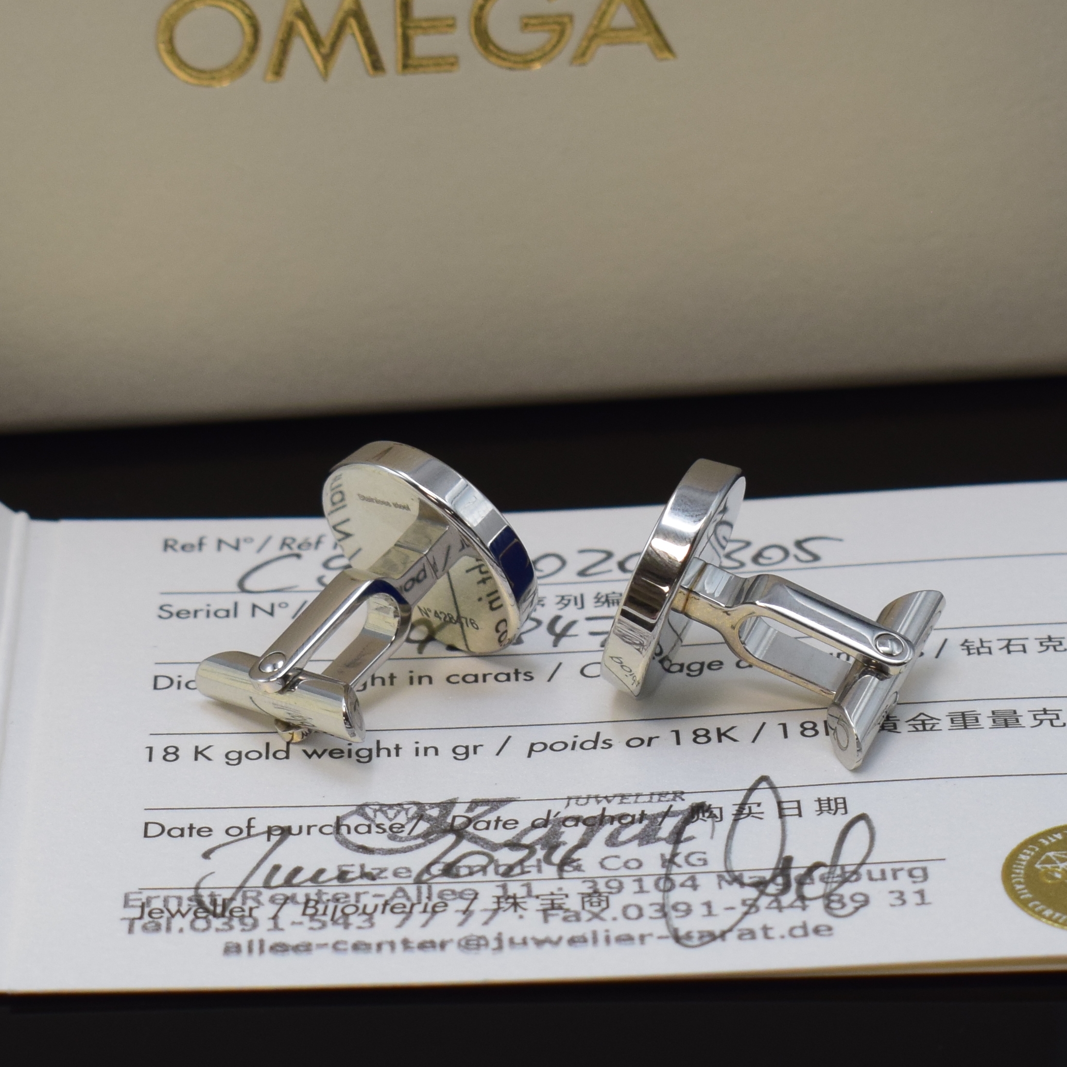 Detail a: OMEGA Manschettenknöpfe in Edelstahl mit original Etui und Zertifikat, verk. lt. beil. Zertifikat 06/2024, blauer Lack, Kippverschluss, M. ca. 20 x ...