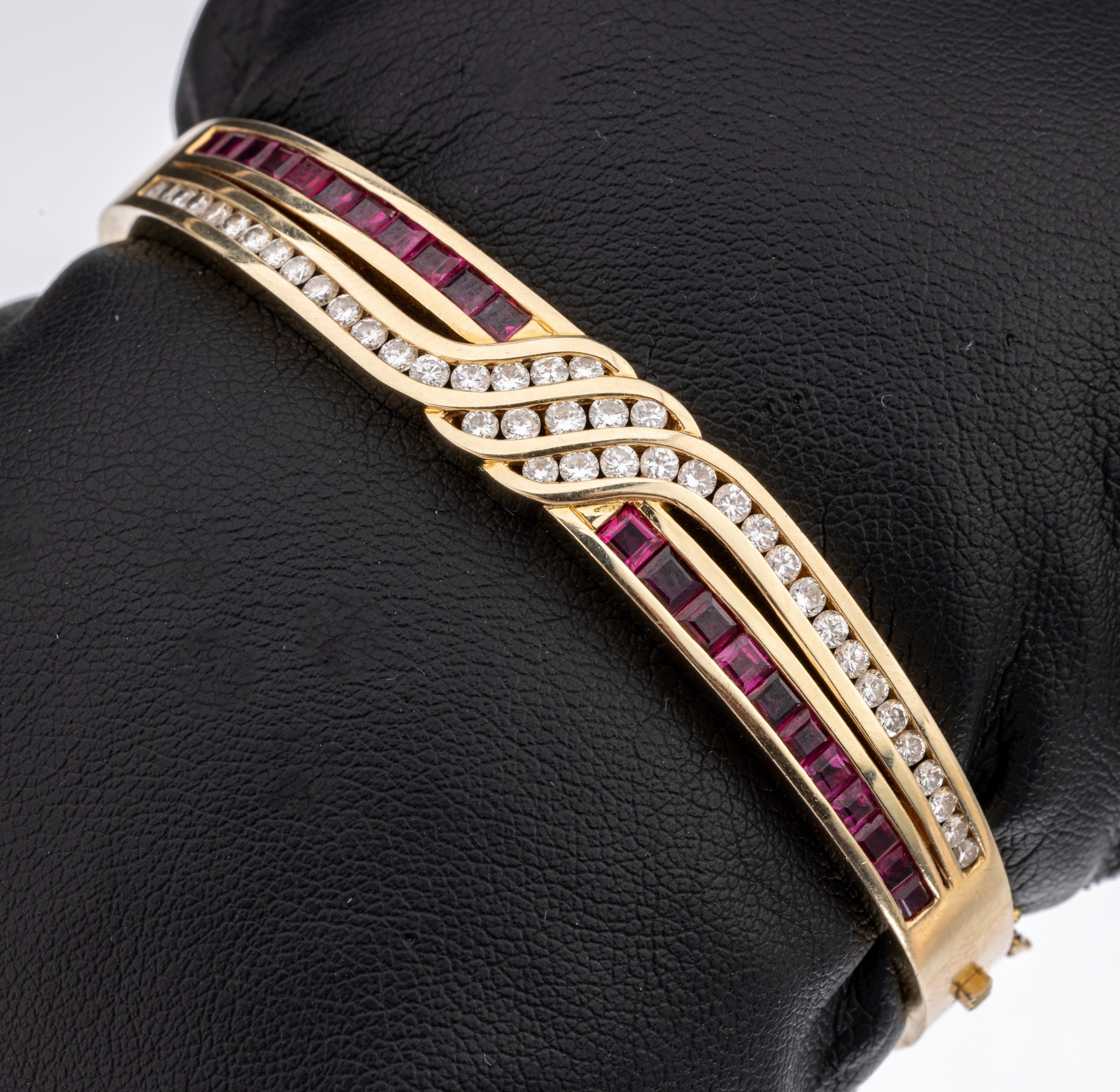 14 kt Gold Brillant-Rubin-Armreif, GG 585/000, qualitätvolle Verarbeitung, 41 Brillanten zus. ca. 1.10 ct Weiss/si, 22 Rubin-Carrees zus. ca. 1.00 ...