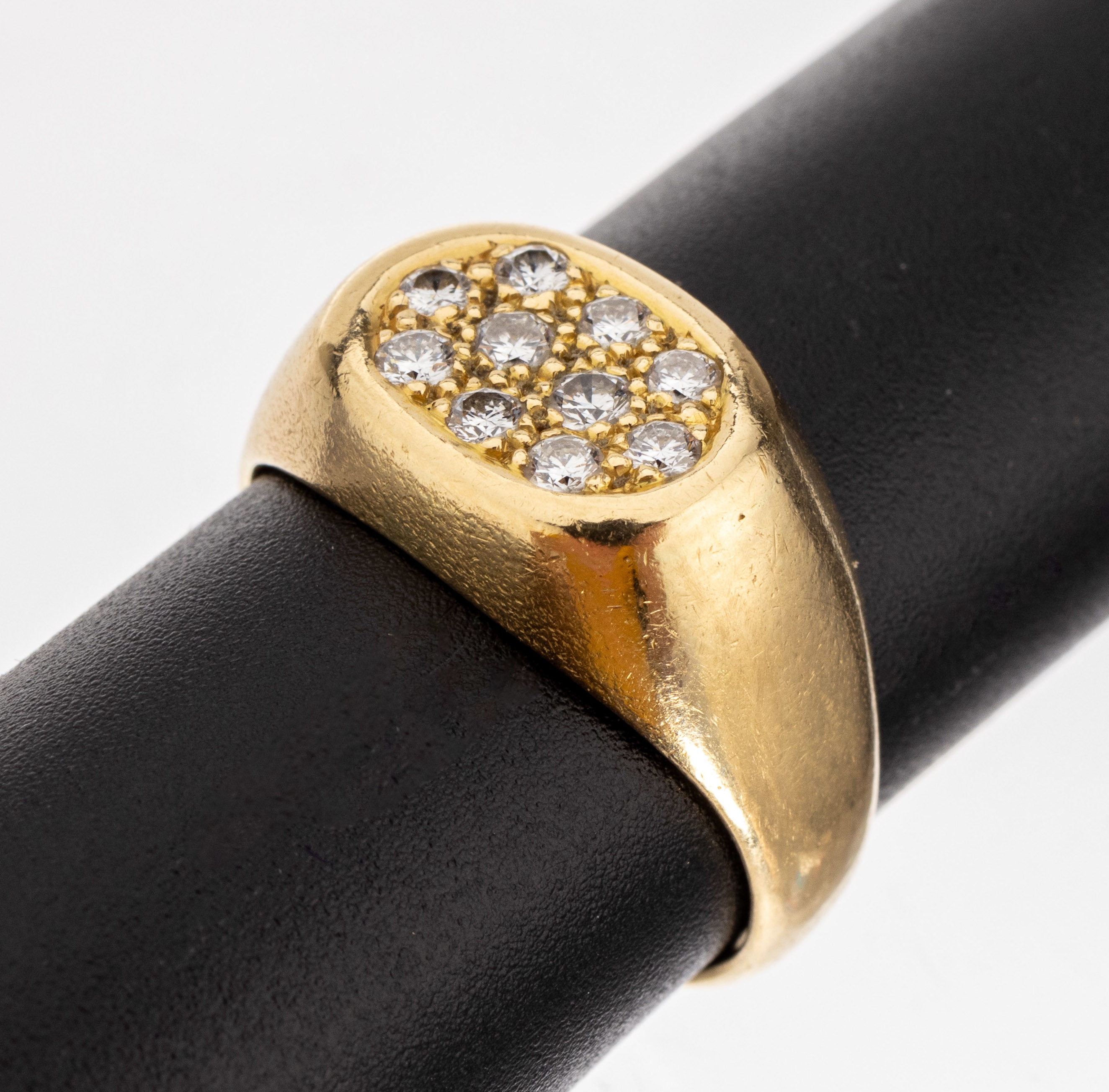 18 kt Gold Brillant-Ring, GG 750/000, ovaler Ringkopf, 10 Brillanten zus. ca. 0.32 ct feines Weiß/vs-si, RW 58, ca. 7.6 g, Meistermarke unged.