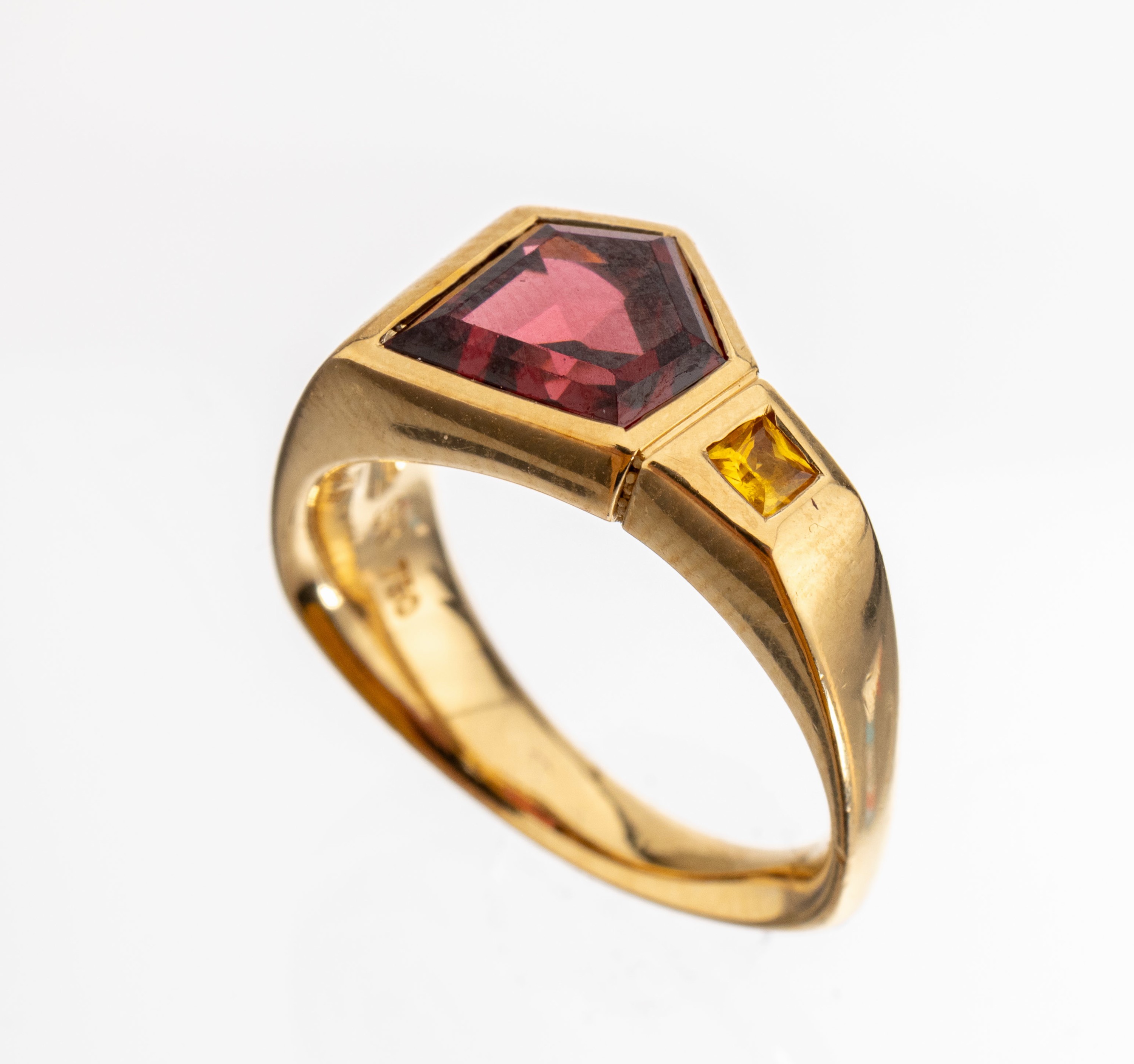 18 kt Gold Granat Saphir-Ring, GG 750/000, qualitätvolle Verarbeitung, 1 rötlich brauner Granat im Fantasieschliff ca. 2.00 ct, 1 gelber facett. ...