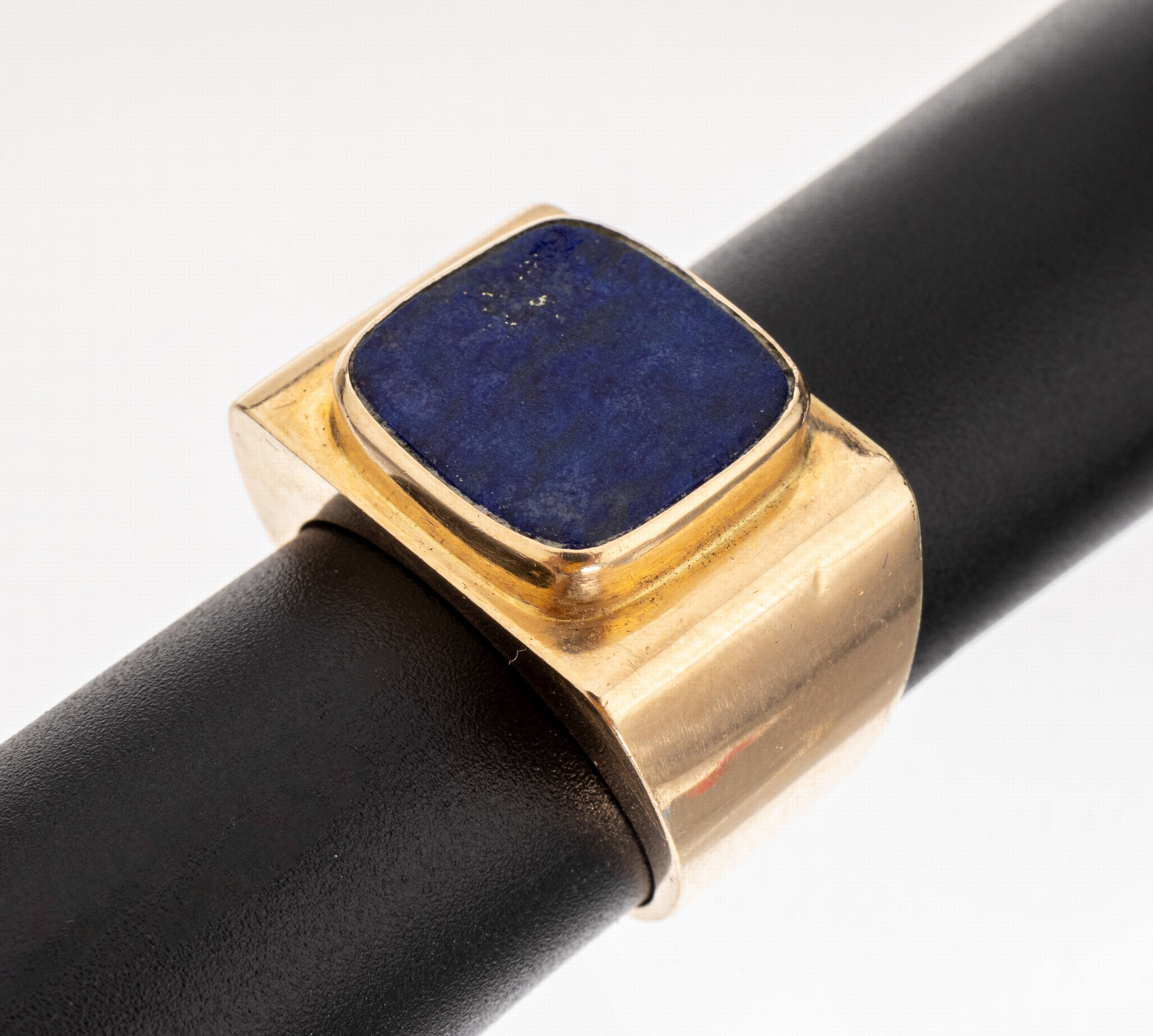 14 kt Gold Lapislazuli-Ring, GG 585/000, wuchtige Ausführung, freie Lapislazuliplatte, RW 64, ca. 13.4 g