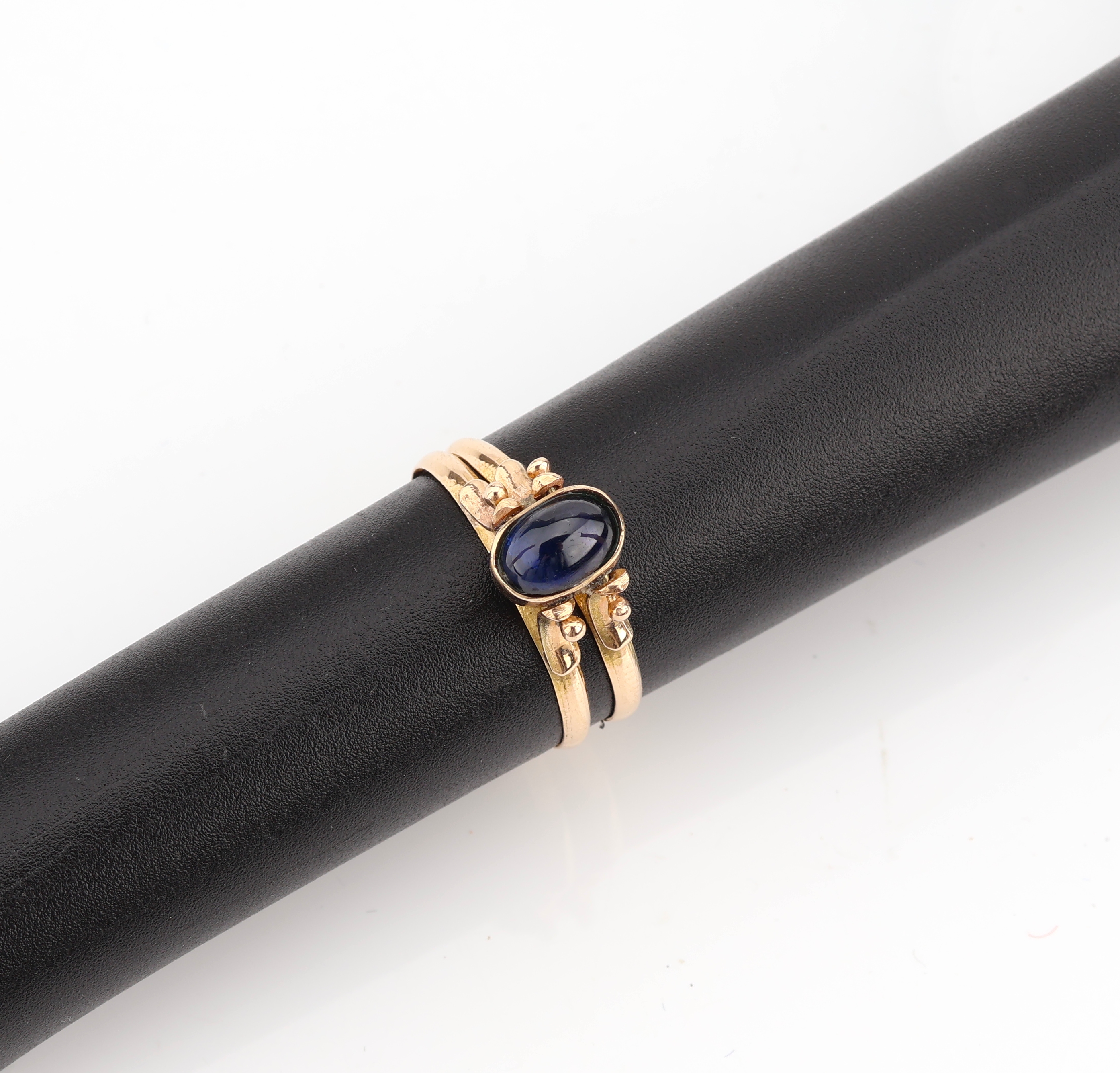 Detail a: 14 kt Gold Farbstein-Wechselring, GG 585/000 gepr., doppelte Ringschiene umklappbar, Ringkopf 1 Seite mit Türkis- Cabochon, 1 Seite mit saphirfarb. ...