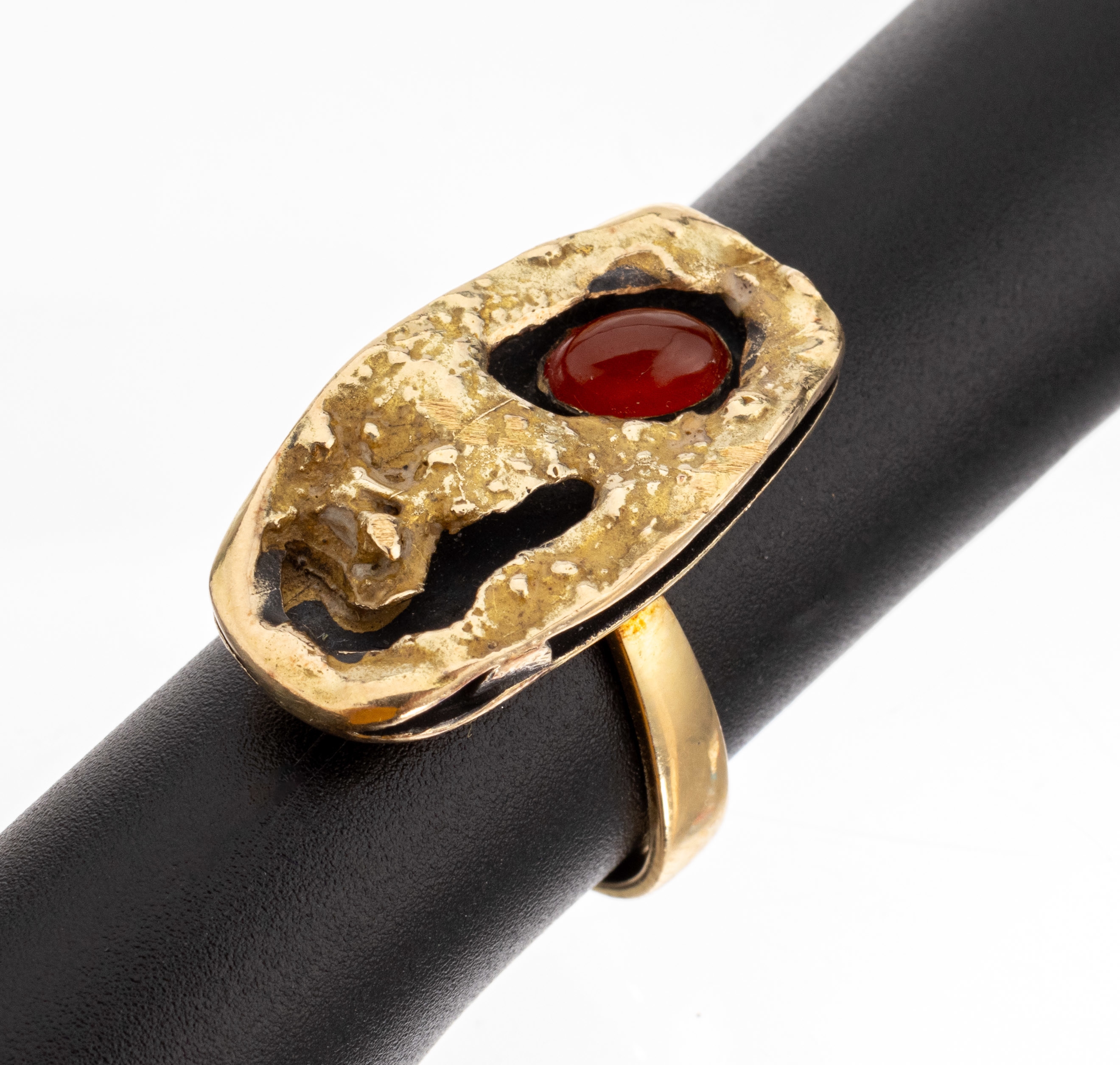 14 kt Gold Ring, GG 590/000, außergewöhnliche Gestaltung, kl. Karneol- Cabochon, RW 54, ca. 12.8 g, Ringschiene seitl. mit Schleifspuren