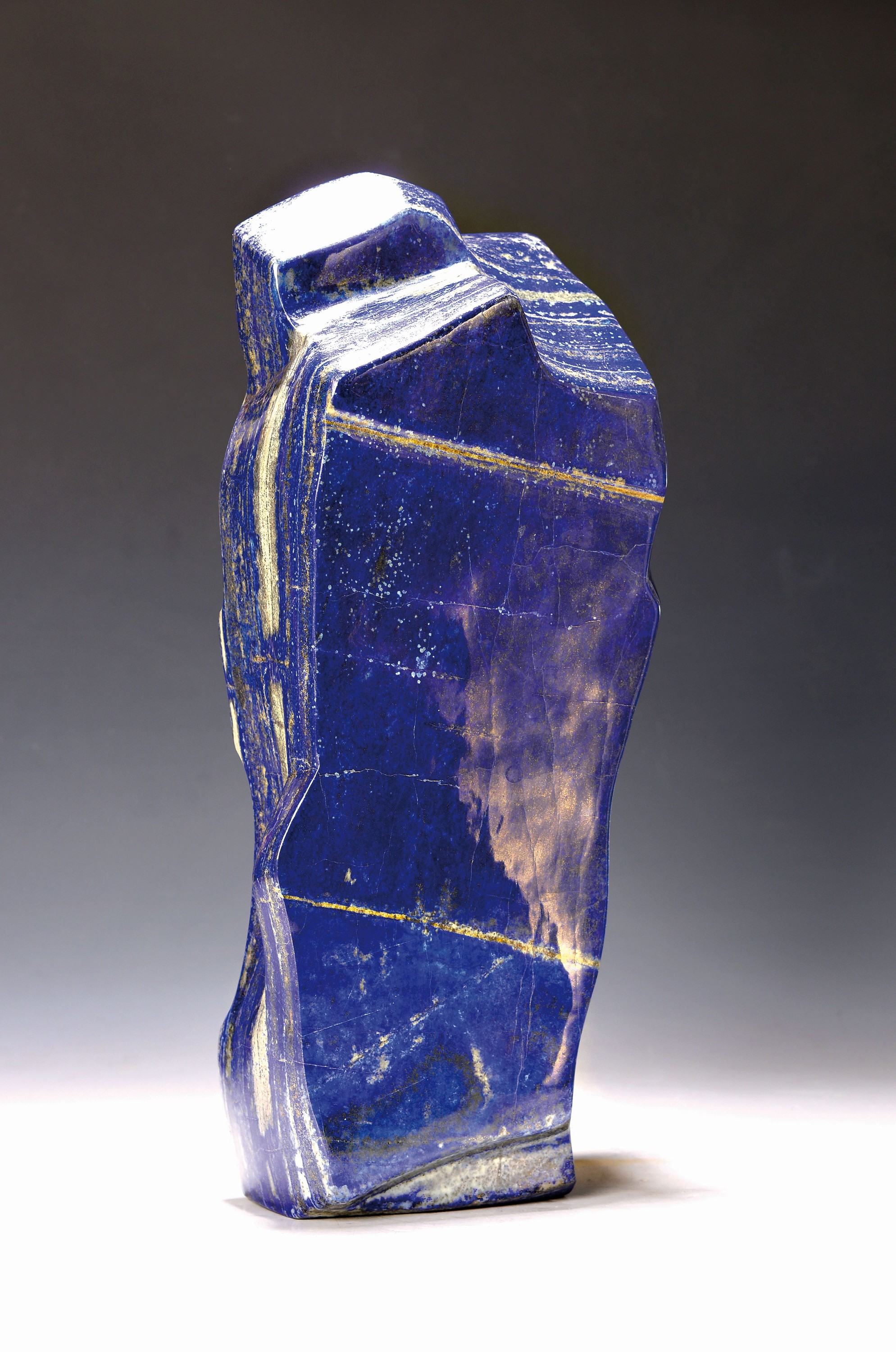 Großer Lapislazuli in Freiform, Afghanistan , unregelmäßige Form mit Vor- und Rücksprüngen, Calcit- und Pyriteinschlüsse, ca. 17 kg, H. 46 cm