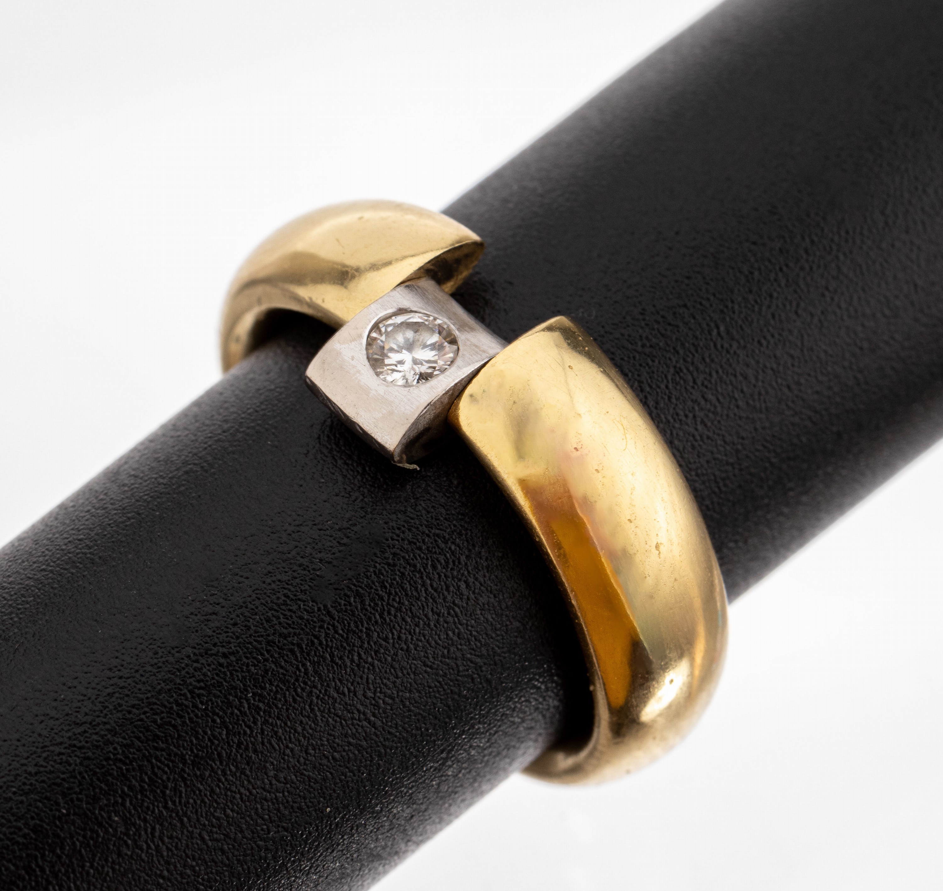 18 kt Gold Brillant-Ring, GG/WG 750/000, außergewöhnlich, WG-Element drehbar, rs. mit 1Brillant ca. 0.10 ct Weiß/si, RW 56, ca. 13.7 g