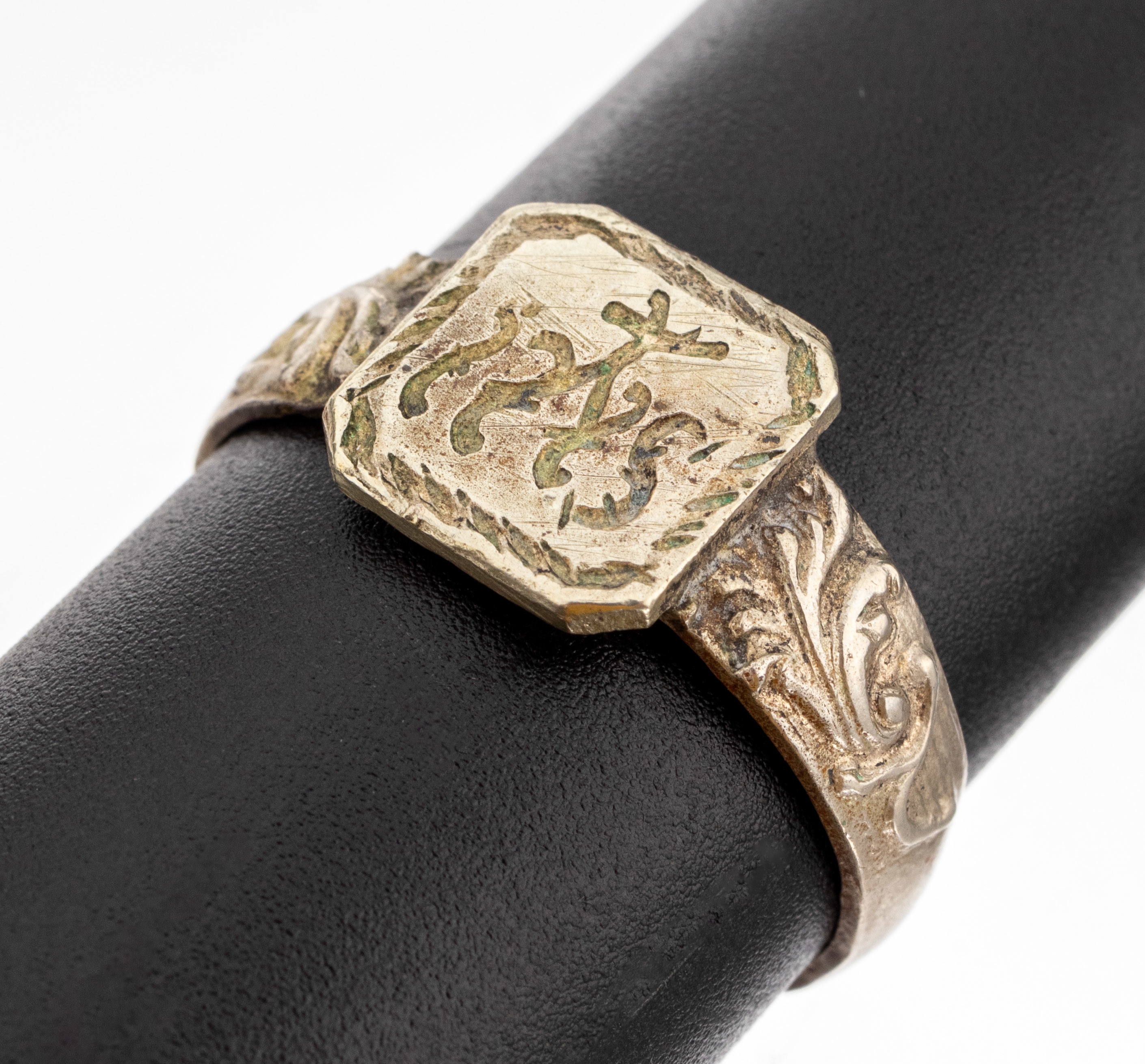 Jesuiten Ring, um 1780-1800, eckiger Ringkopf mit Gravur IHS und anged. Kreuz, Ringschultern mit floralen Elementen, RW 66, sammelwürdig